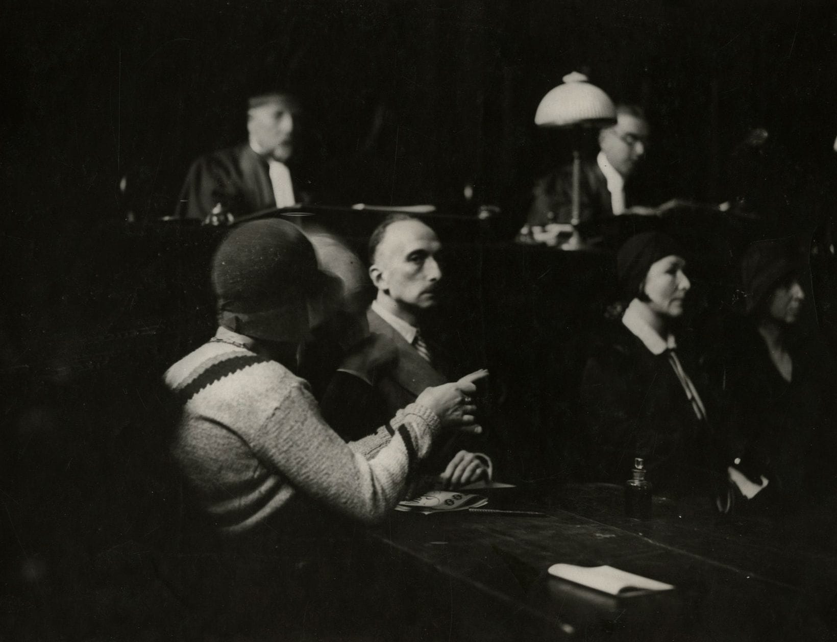 Photographe non identifié 
François Mauriac dans le prétoire des assises au procès de Favre Bulle, c. 1930. 
Épreuve argentique d'époque. Annotations manuscrites et indications de recadrage au verso. 
16,4 x 21,7 cm