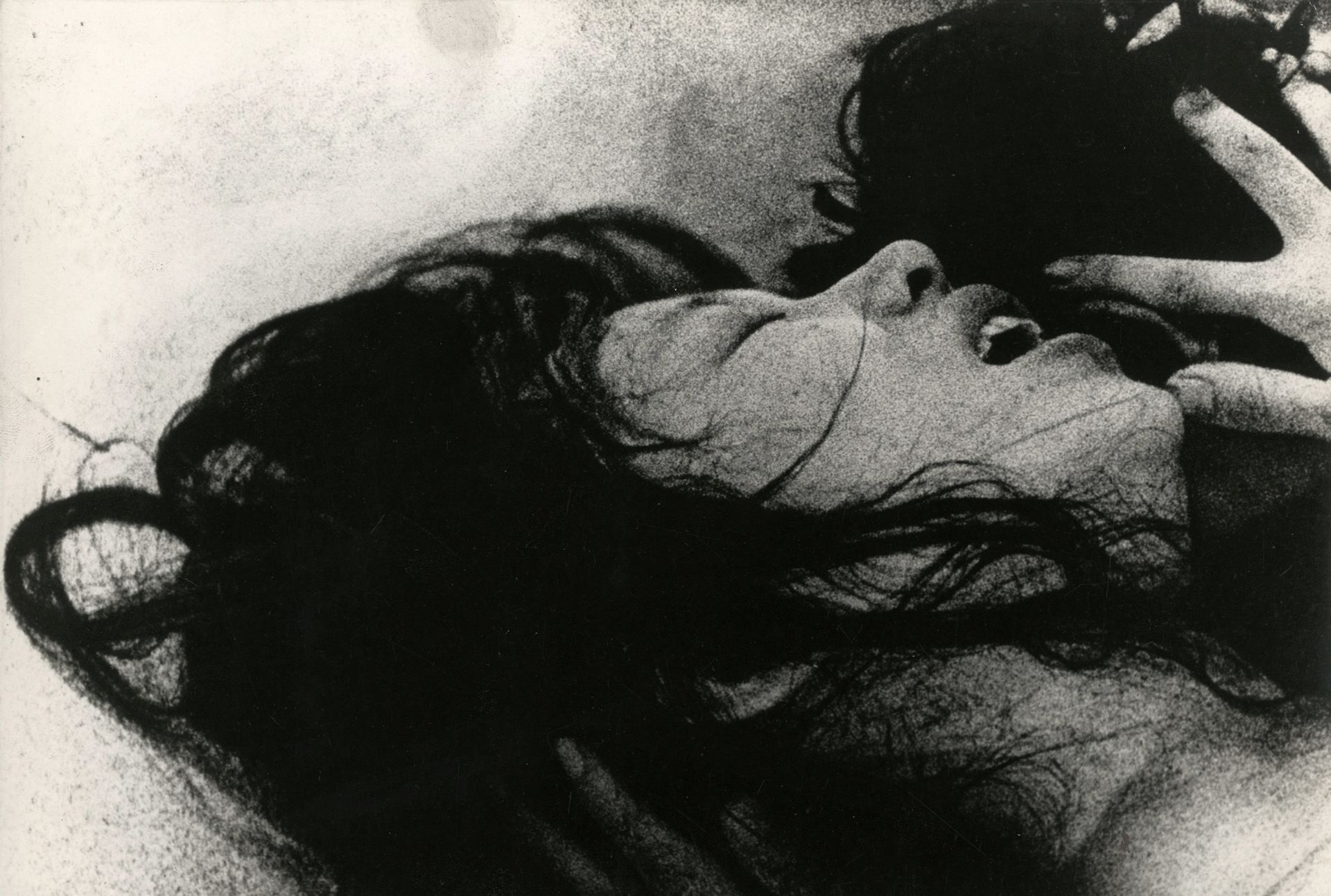Photographe non identifié 
Kyoko Kishida dans La femme du sable de Hiroshi Teshigahara, 1964. 
Deux épreuves argentiques d'exploitation. 
Format moyen des images : 20,5 x 30,5 cm / Format moyen des feuilles : 24 x 30,5 cm 

Hasuhiro Yoshioka est le photographe de plateau crédité sur le tournage.
