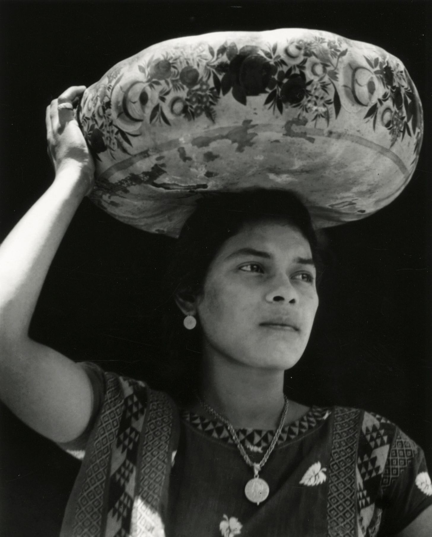 Tina Modotti (1896-1942)
Mujer de Tehuantepec, c. 1929.
Silver print (from the book Tina Modotti, Mexico, Instituto Nacional de Antropologia e Historia, 2012). Numbered to 150 copies and credited to the Instituto Nacional de Antropologia e Historia in the lower margin. Title, date and handwritten annotations on verso.
Image: 23.5 x 18.5 cm / Sheet: 30.5 x 24 cm