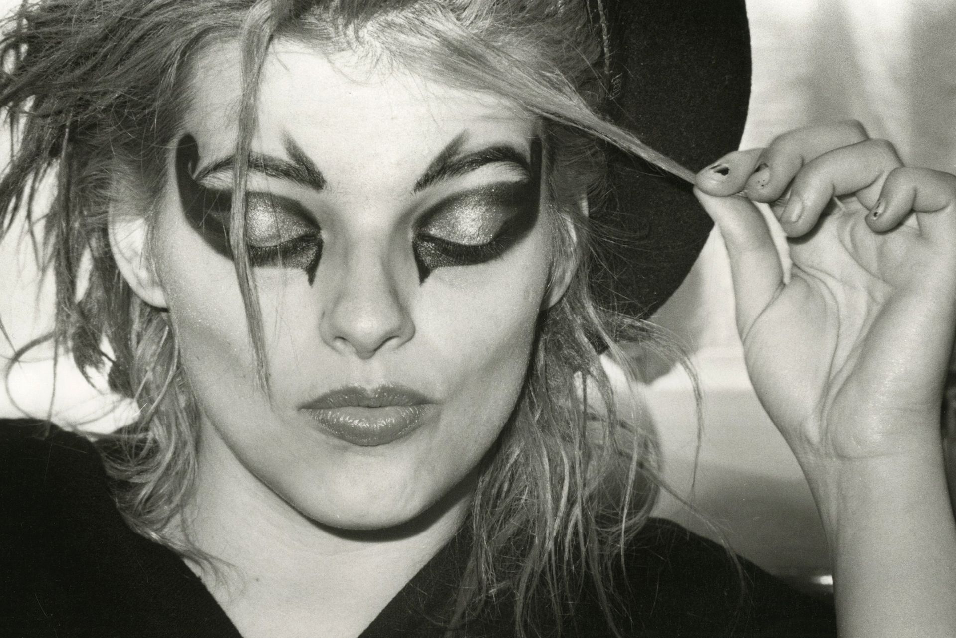 Renald Destrez (1956-2018) 
Nina Hagen, c. 1980. 
Épreuve argentique d'époque, signée et créditée à l'encre au verso. 
Image : 23 x 34 cm / Feuille : 29,2 x 38,8 cm