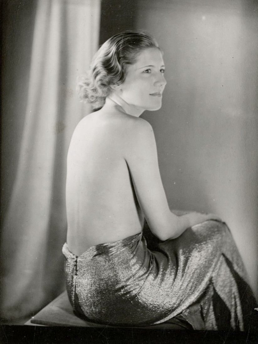 Sasha Stone (1895-1940)
Woman from behind, c. 1930.
Vintage silver print. Stamp and reference number on verso.
12 x 9 cm