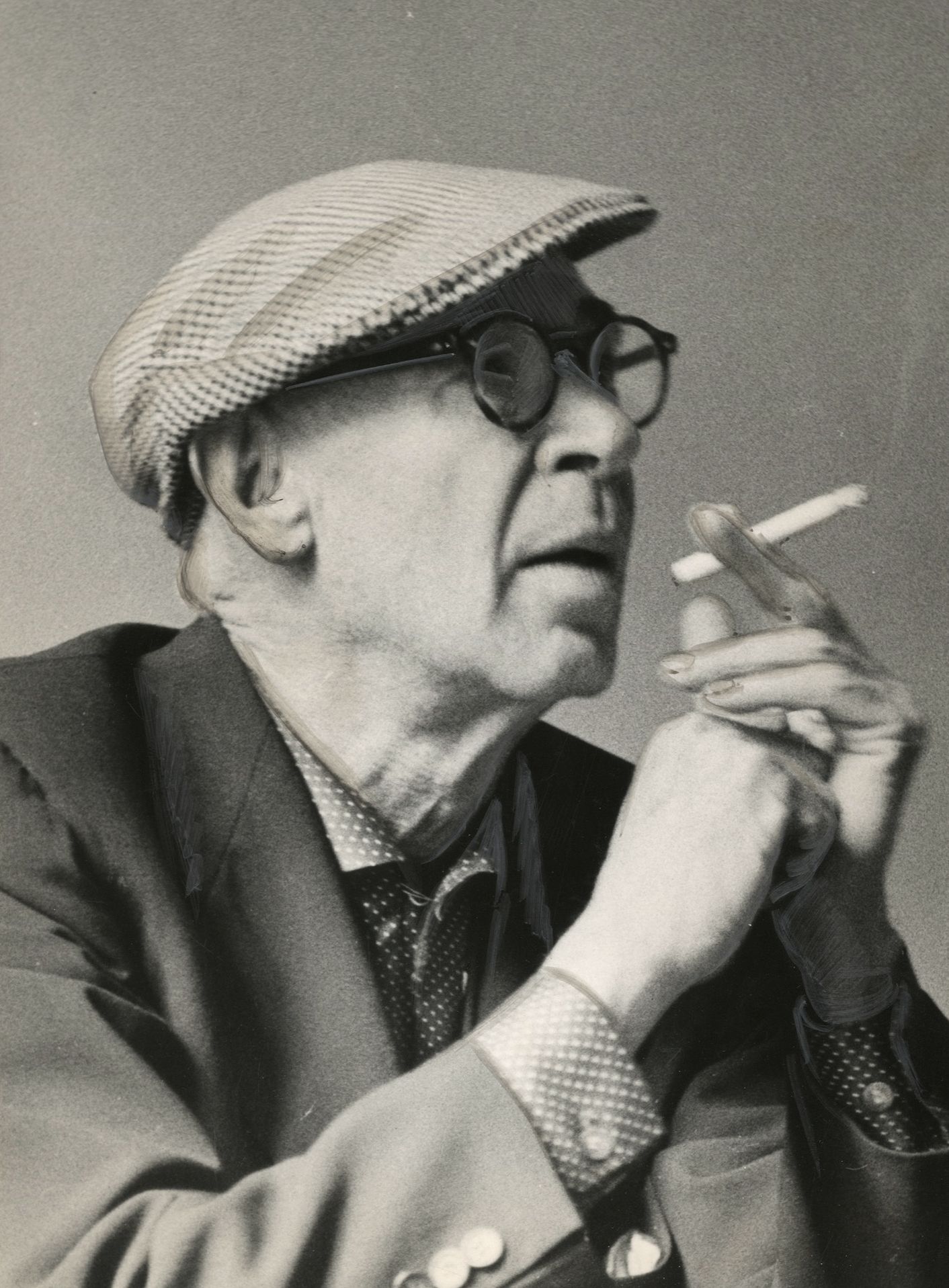Sylvie Crossman - Bertrand Nantet
Henry Miller, c. 1970-1975. 
Trois épreuves argentiques d'époque dont une rehaussée à la gouache. Tampon et mention de photographes, annotations, date, et tampon d'agences aux versos. 
Formats : de 9 x 12,5 à 25 x 18,5 cm