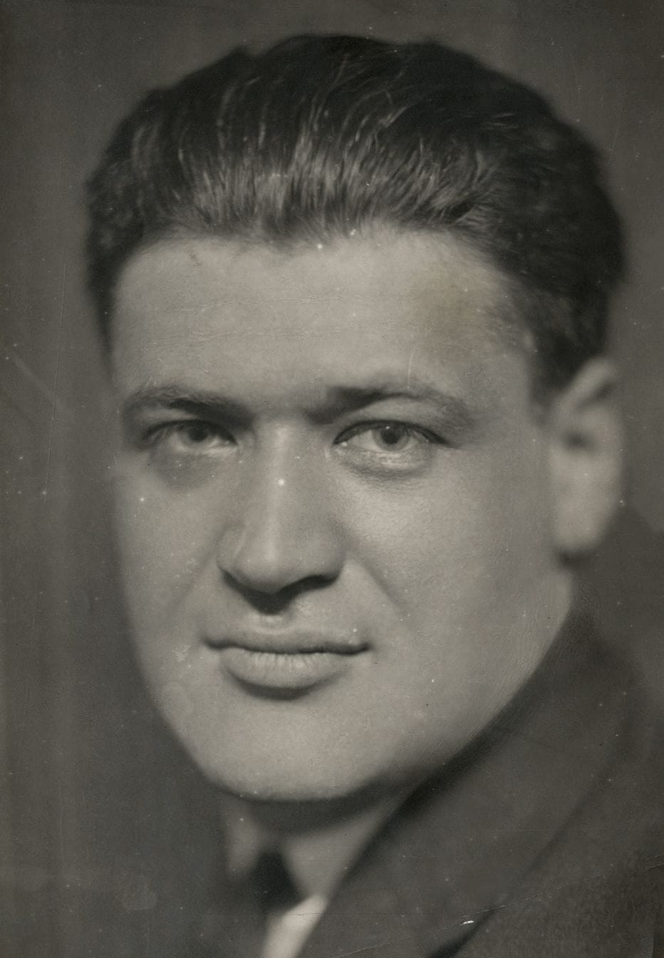 Henri Martinie (1881-1963)
Joseph Kessel, c. 1935. 
Épreuve argentique d'époque. Tampon du photographe et annotations manuscrites au verso. 
17,7 x 13 cm 

Cassure dans le coin inférieur droit.