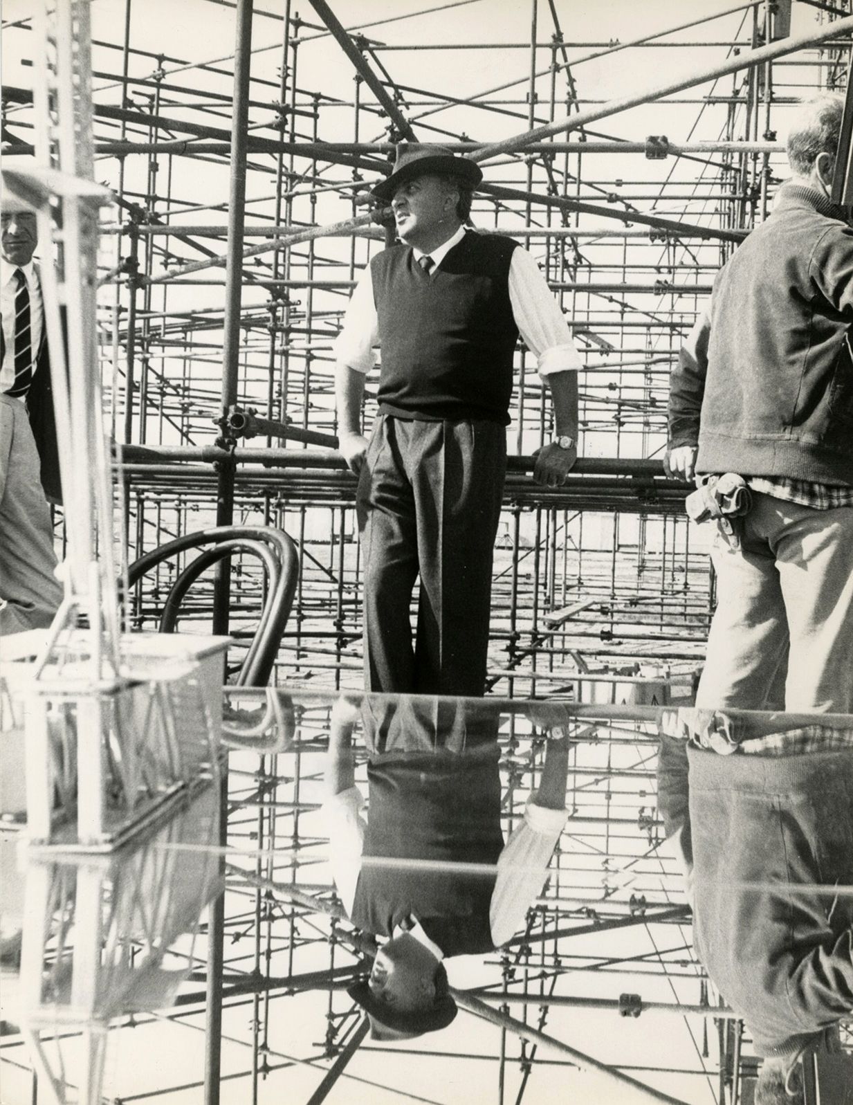 Velio Cioni 
Federico Fellini sur le tournage de Huit et demi, 1963. 
Épreuve argentique d'époque. Tampon du photographe et d'agences au verso. 
27,3 x 21 cm