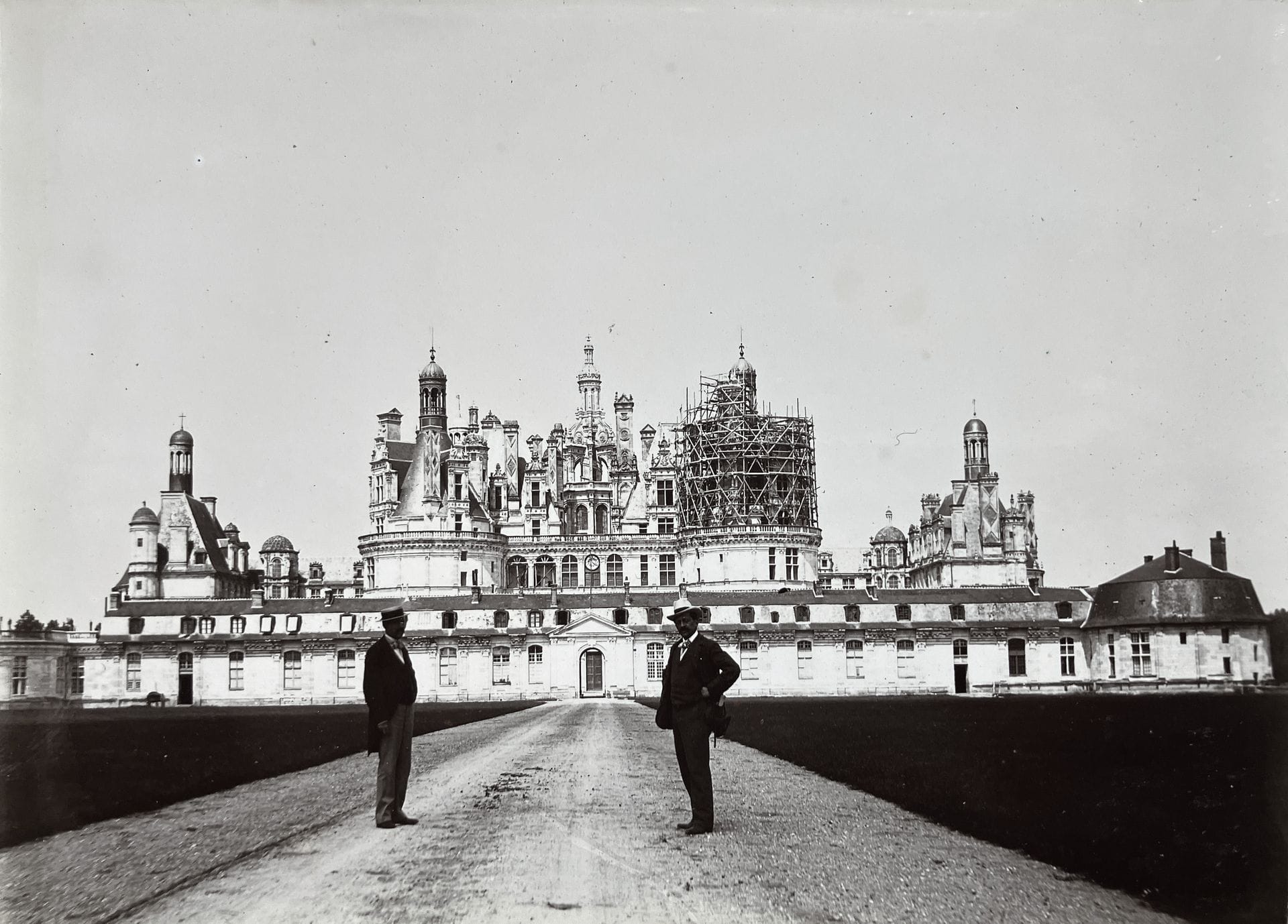 Unidentified photographer
France. Regionalism, c. 1890-1900.
Château de Saint-Cloud. Palace of Versailles. Gardens. Ponds and sculptures. Trianon. Château de Fontainebleau. Compiègne town hall. Pierrefonds Castle. Rouen. River Seine. Saint-Ouen church. Palais de Justice. Cathedral. Old Clock. Chantilly Castle. Blois castle. Chambord castle. Cheverny Castle. Écouen Castle. Reims Cathedral. Storm at Dieppe. Cliffs of Puys. Honfleur harbor. Port of Le Havre. Church of Notre-Dame de Saint-Saturnin. Puy-de-Dôme. Nid de poule crater. Puy Pariou crater.
Album in-folio in burgundy percaline, comprising approximately 135 prints on citrate paper, mounted on cardboard. Numerous annotations in black ink on the mounts.
Medium format: 11 x 16 cm