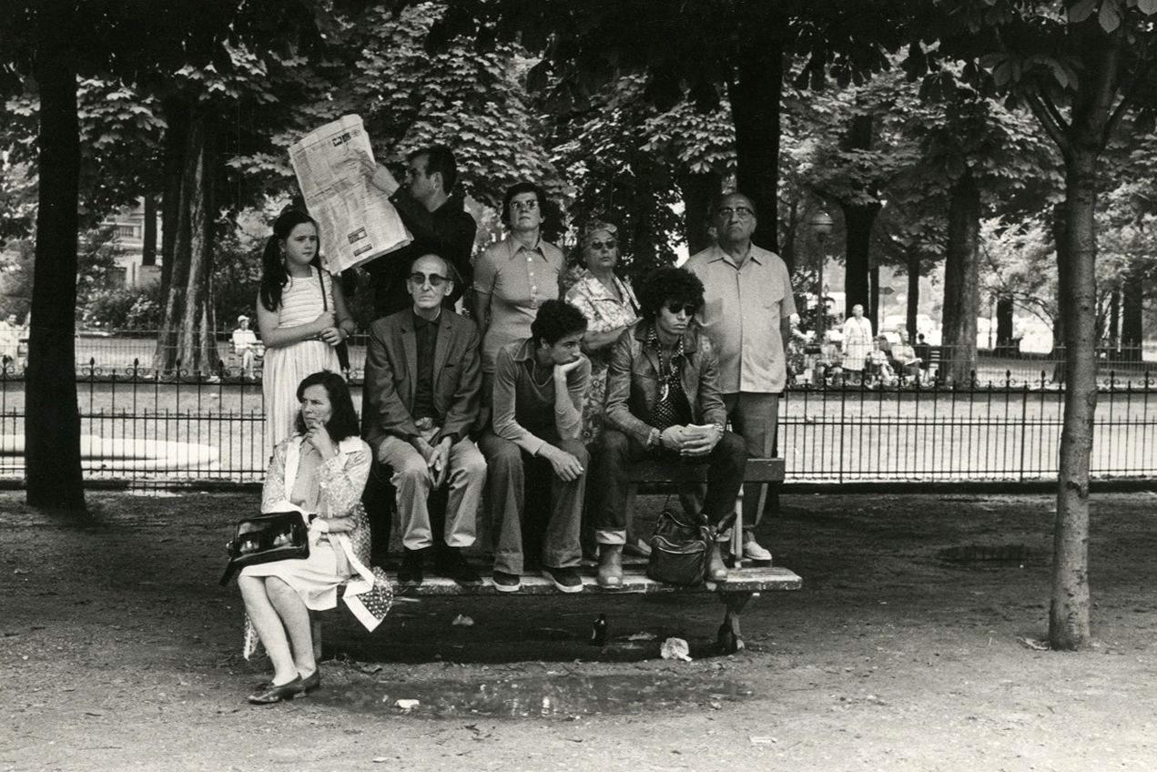 Charlie Abad (1948) 
Paris, c. 1970-1980. 
Déménageurs, rue de l'ancienne comédie. Rue Taine. Spectateur du Tour de France sur les Champs-Elysées. 
Trois épreuves argentiques d'époque. Tampons du photographe, tampons d'agences et légende aux versos. 
Format moyen des images : 15 x 22 cm / Format moyen des feuilles : 18 x 24 cm