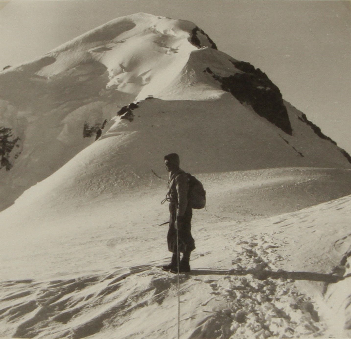 Photographe amateur
Alpes. Haute Savoie, c. 1930.
Plateau d'Assy. Lac Vert. Refuge du Goûter. Aiguille du Gouter. Aiguille de Bionnassay. Aiguille du Midi. Mont Blanc. Glacier du Géant. Alpinisme. Escalade.
Album in-8 oblong contenant 51 épreuves argentiques d'époque montées par les coins sur cartons. Quelques légendes manuscrites sur les montages.
Formats des épreuves : de 14 x 13 à 18 x 23,5 cm