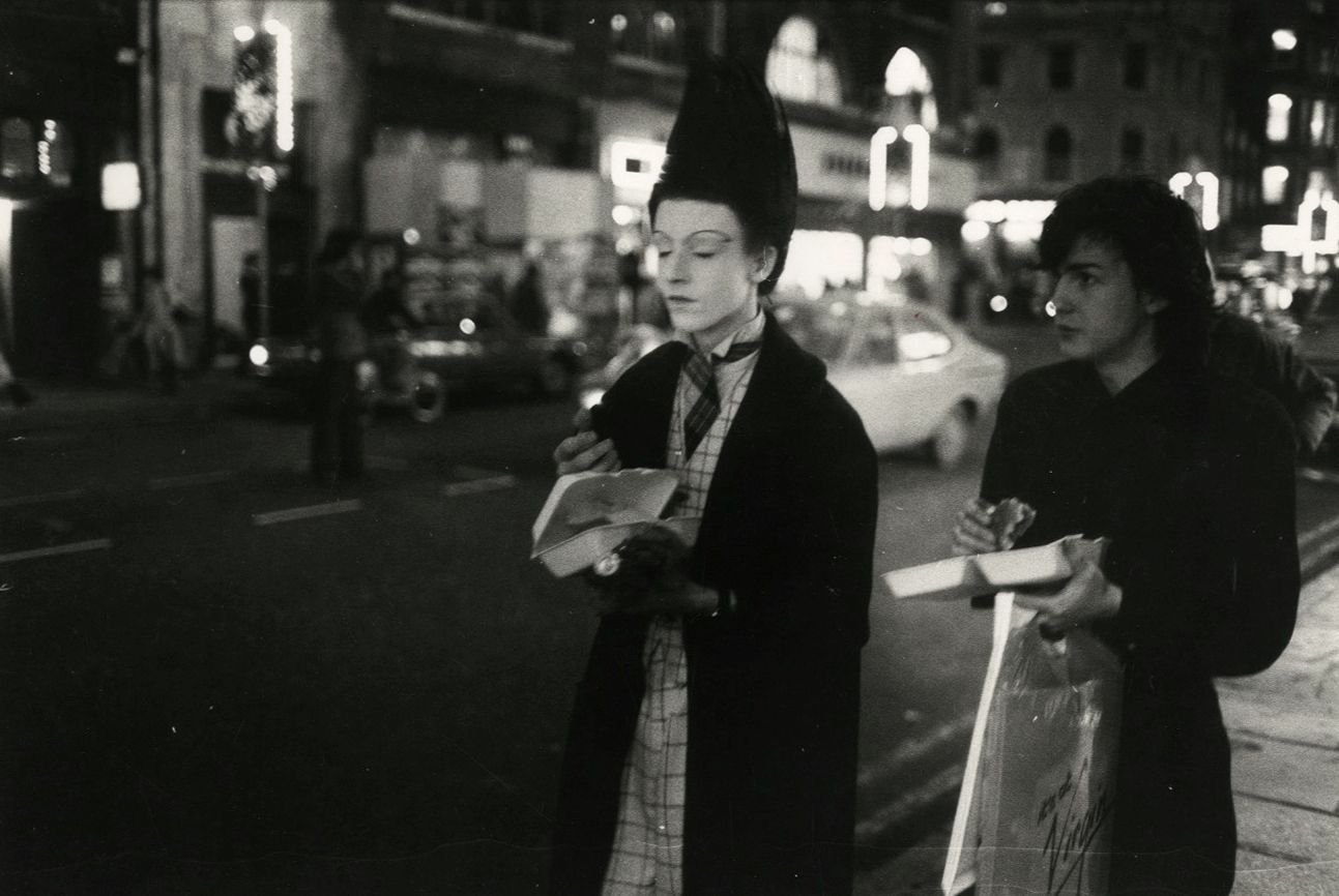 François Lehr 
Regent Street. Londres, c. 1980. 
Épreuve argentique d'époque. Signature du photographe et légende manuscrits au verso. 
Image : 15,2 x 22,5 cm / Feuille : 17,7 x 24 cm
