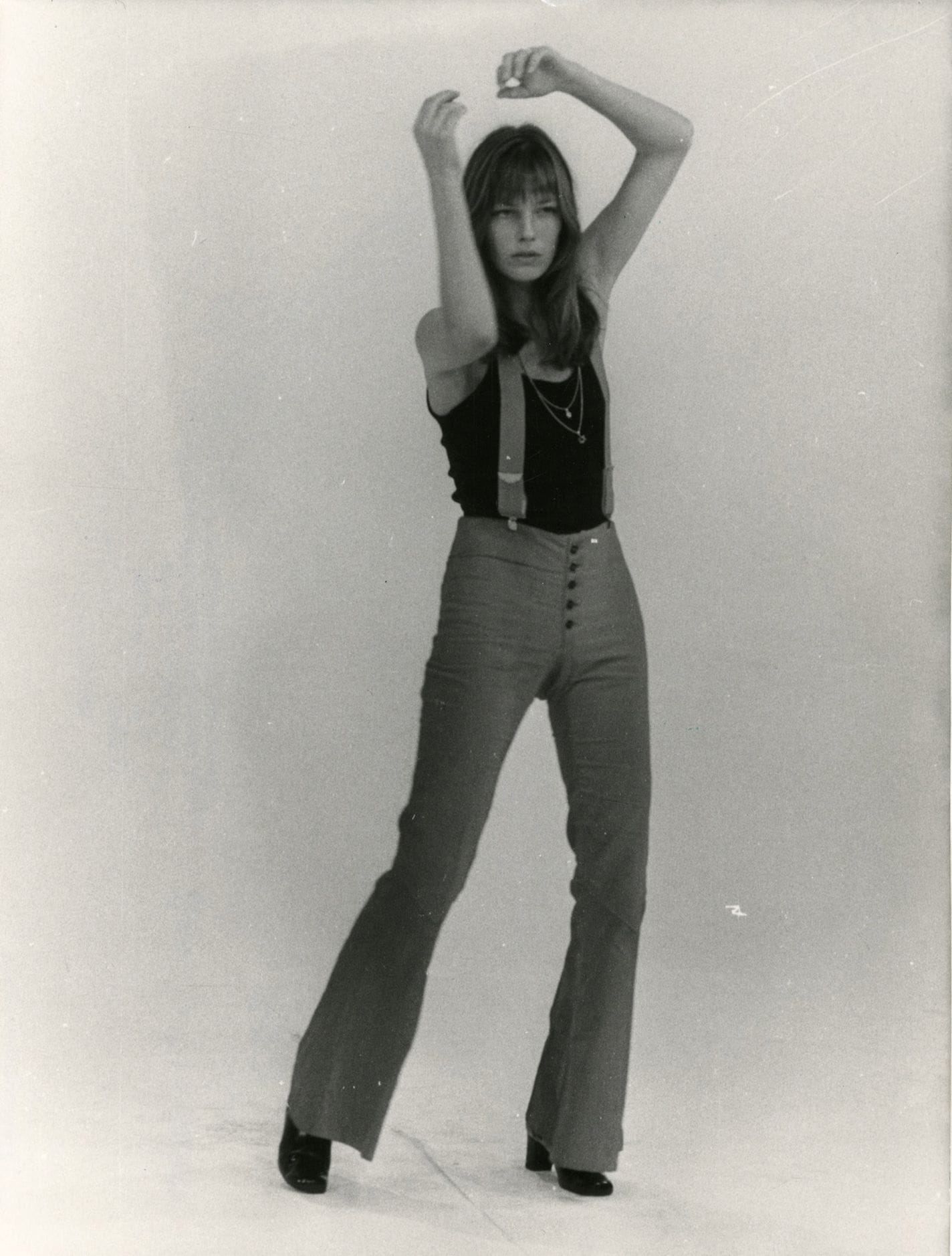 Photographe non identifié 
Jane Birkin sur le tournage de Melody Nelson de Jean-Christophe Averty, 1971. 
Épreuve argentique d'époque. Nombreux tampons de presse, légende et date imprimés sur étiquette, contrecollée au verso. 
24 x 18 cm