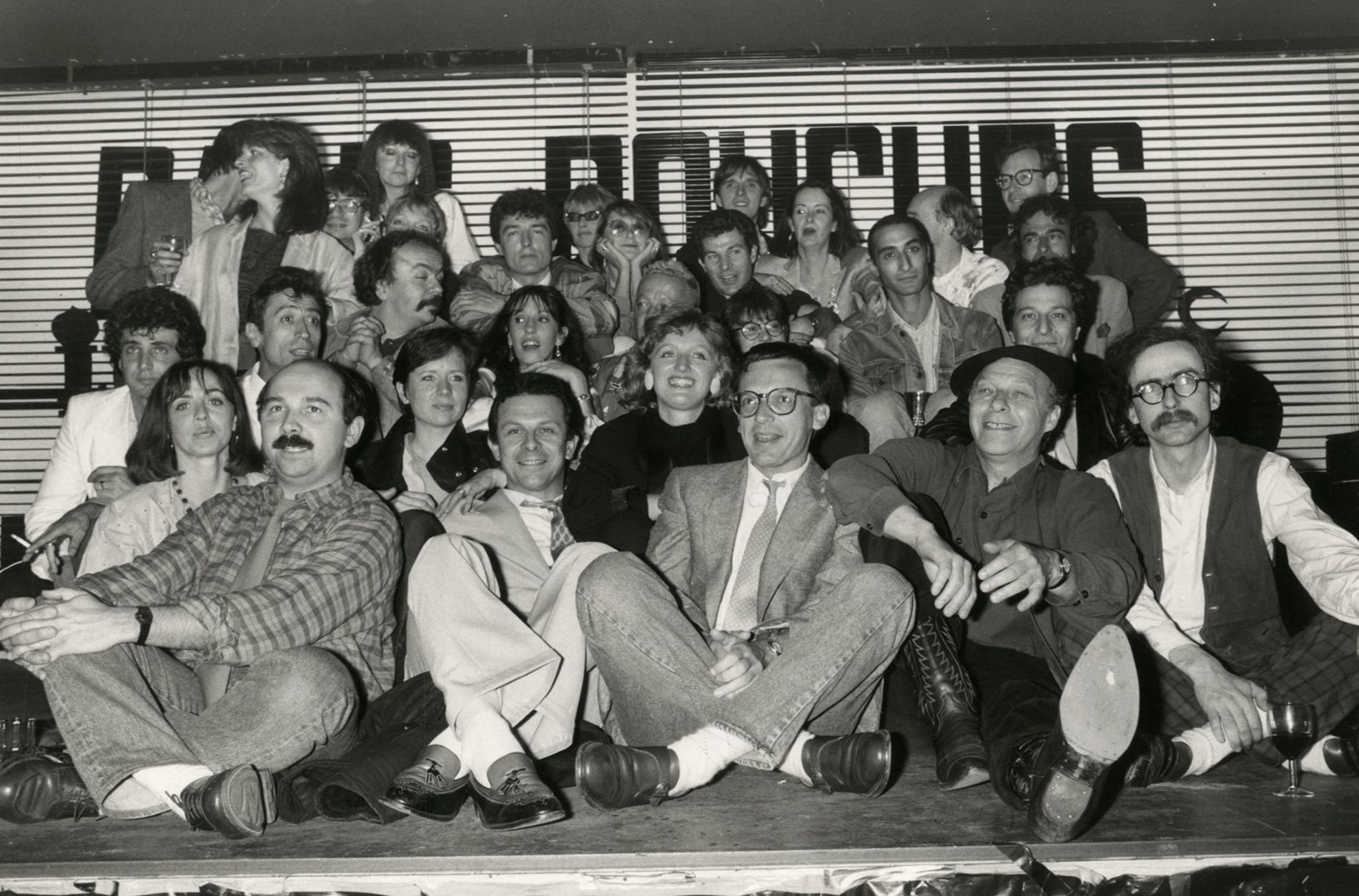 Thierry Rannou 
La troupe du Splendid. Paris, 4 juin 1984. 
Épreuve argentique d'époque. Légende imprimée et crédit du photographe au verso. 
Image : 16,3 x 24 cm / Feuille : 18 x 26 cm
