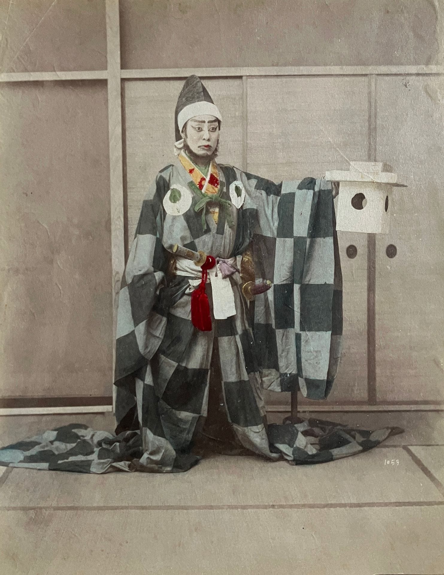 Adolfo Farsari - Zangaki Frères et divers
Album de voyage, c. 1880-1900.
Ceylan. Japon. Acteur. Samurai. Nagasaki. Musicienne. Prêtre. Maraicher. Moine. Danseurs shinto. Yokohama. Funérailles. Égypte. Charmeur de serpents. Danseuses. Épicier.
Album in-4 oblong en percaline noire composé d'environ 73 épreuves sur papier albuminé, citrate et argentique, contrecollées sur cartons, certaines rehaussées à l'aquarelle (papier albuminé).
Formats : de 8 x 11 à 21 x 27 cm