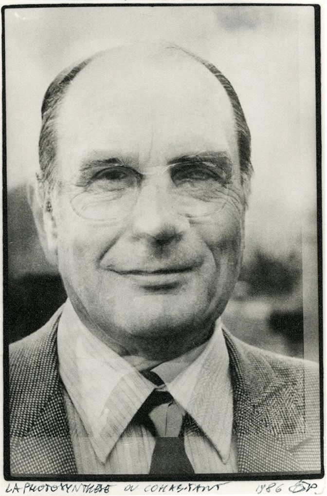 Krzysztof Pruszkowski (1943) 
La photosynthèse du cohabitant [superposition des visages de Jacques Chirac et de François Mitterrand], 1986. 
Épreuve argentique d'époque, titrée, signée et datée dans la marge en bas. Dédicace et signature du photographe manuscrites au verso. 
Image : 16,5 x 11 cm / Feuille : 17,2 x 11,3 cm