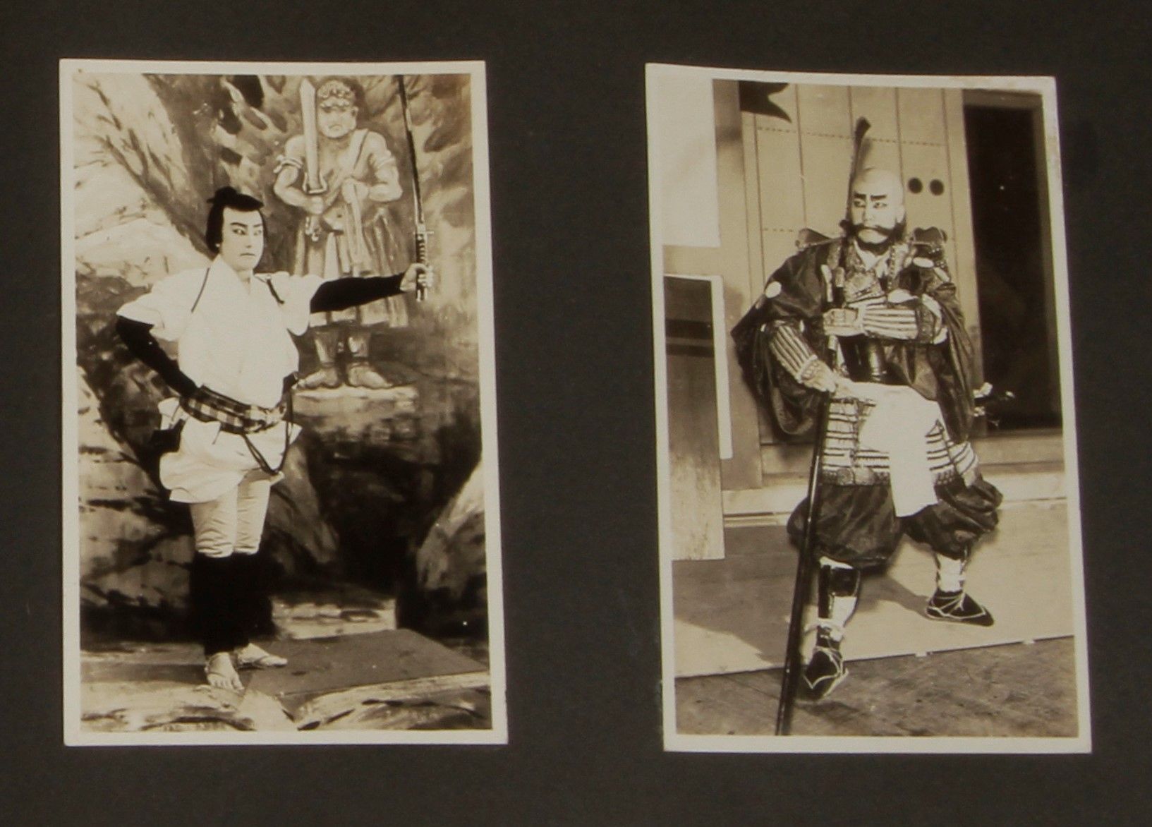 Unidentified photographer
Japan, c. 1930.
Theater. Comedians.
Oblong in-4 album containing 28 vintage silver prints mounted on cardboard.
Size of prints: 14 x 9 cm