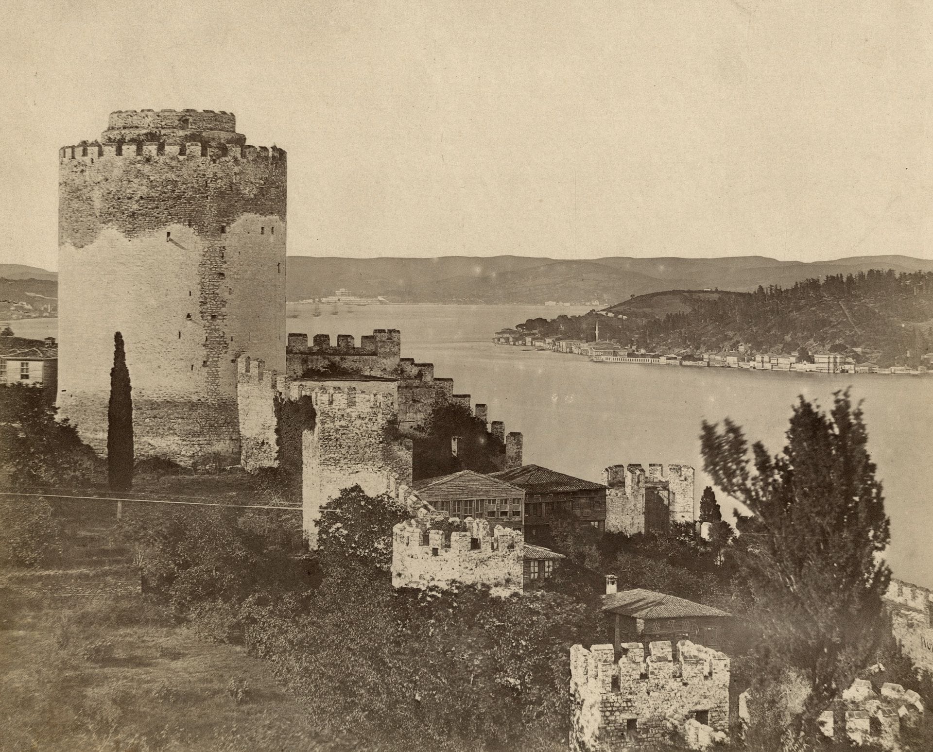 James Robertson (1813-1888) et Felice Beato (1832-1909)
Turquie, 1857.
Constantinople, Rumeli Hisari (Château d'Europe). 
Épreuve sur papier albuminé, contrecollée sur carton. Annotations manuscrites sur le montage.
25 x 31 cm
