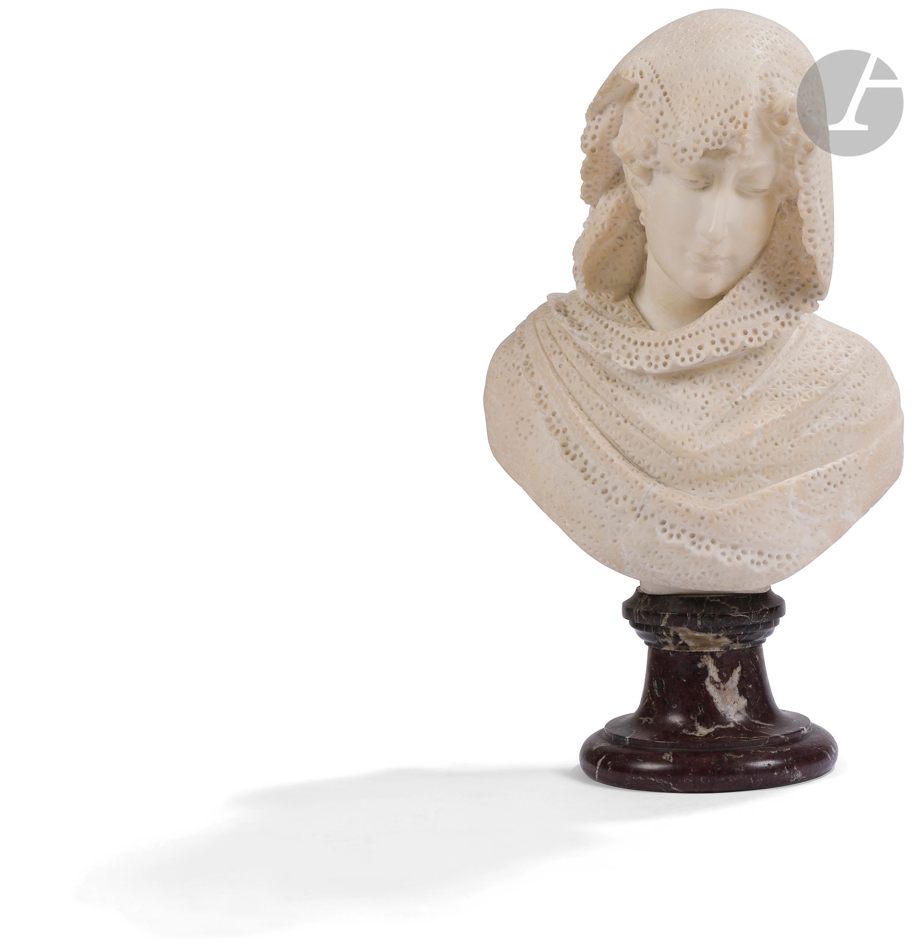 École française du dernier quart du XIXesiècle 
Jeune femme à la mantille 
Buste en marbre blanc
H. 52cm, dont piédouche en marbre H. 13cm 
Petits éclats et petits accidents