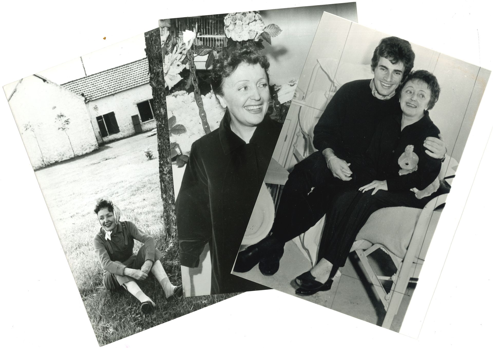 [Édith PIAF (1915-1963)]. 6 photographies; 18 x 13 cm.
Piaf en scène, à la campagne, avec Théo Sarapo; 3 portent au dos le cachet du photographe Hugues Vassal (plus une photo de ce dernier lors d’un vernissage à Nice, et une de J. Médecin).