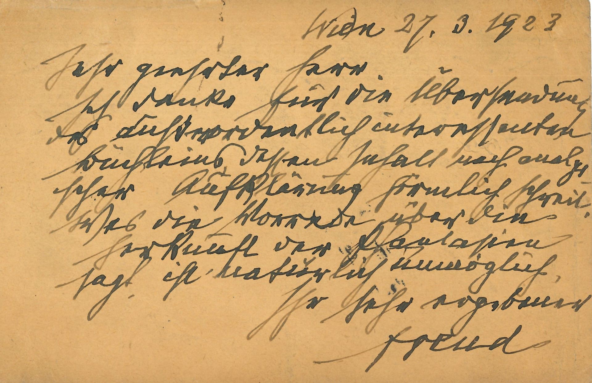 Sigmund FREUD (1856-1939). L.A.S., Wien 27.3.1923, à N. Teulon Porter à Cambridge; 1page oblong in-12 sur carte, adresse au dos avec timbres; en allemand.
Il remercie pour l’envoi d’un petit livre extraordinairement intéressant, dont le contenu réclame littéralement une clarification analytique. Ce que dit la préface sur l’origine des fantasmes est bien entendu impossible: «auswordentlich interessenten Büchleins, dessen Inhalt nach analyscher Auflklärung förmlich schreit. Was die Vorrede über die Herkunft der Phantasien sagt ist natürlich unmöglich».
On joint le livre en question, par la future actrice Joan Maude (1908-1998) ) et sa mère Nancy Price: Behind the Night-Light, the By-World of a Child of Three, described by Joan Maude and faithfully recorded by Nancy Price (London, John Murray, 1913), avec envoi de „The Author (& her daughter)“, et l’ex-libris de N.Teulon Porter.