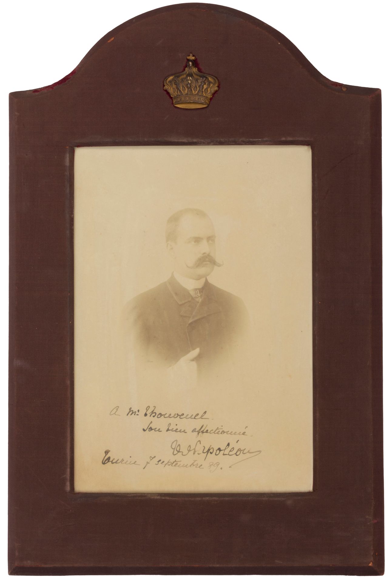 Victor BONAPARTE, Prince NAPOLÉON (1862-1926). Photographie avec dédicace autographe signée, Turin 7 septembre 1889; à vue 29 x 18 cm (encadrée).
Beau portrait en buste, dédicacé à un des fils du diplomate Édouard Thouvenel (1818-1866), ministre des Affaires étrangères sous Napoléon III: «A Mr Thouvenel son bien affectionné V. Napoléon Turin 7 septembre 89».