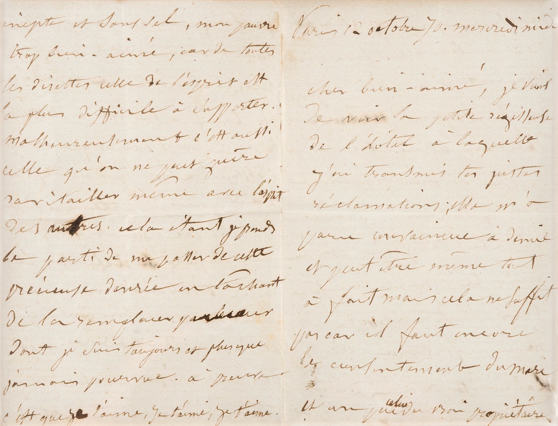 [Victor HUGO]. Juliette DROUET (1806-1883). L.A., Paris 12 octobre 1870, à Victor Hugo; 4 pages in-12 (sous verre).
Pendant le siège de Paris. Elle a transmis les réclamations de son bien-aimé à la régisseuse de l’hôtel, «mais il faut encore le consentement du mari ainsi que celui du propriétaire. […] Je me décide quand même à faire du feu dans ma chambre à coucher à cause de mon rhume, qui ne demande que des prétextes de froid et d’humidité comme ceux-ci pour s’éterniser dans mon infortunée carcasse. […] Quant au dîner il se compose à présent de bouilli et de bœuf à la mode, ne varietur,; à ce sujet, il parait que Mariette s’obstine à ne pas manger de bœuf sous prétexte que c’est du cheval. […] Ce n’est pas une raison pour te servir tous les jours la même ratatouille inepte et sans sel, mon pauvre trop bien-aimé, car de toutes les disettes, celle de l’esprit est la plus difficile à supporter. Malheureusement c’est aussi celle qu’on ne peut guère ravitailler». Elle peut s’en passer et la «remplacer par le cœur dont je suis plus que jamais pourvue; à preuve, c’est que je t’aime, je t’aime, je t’aime».
