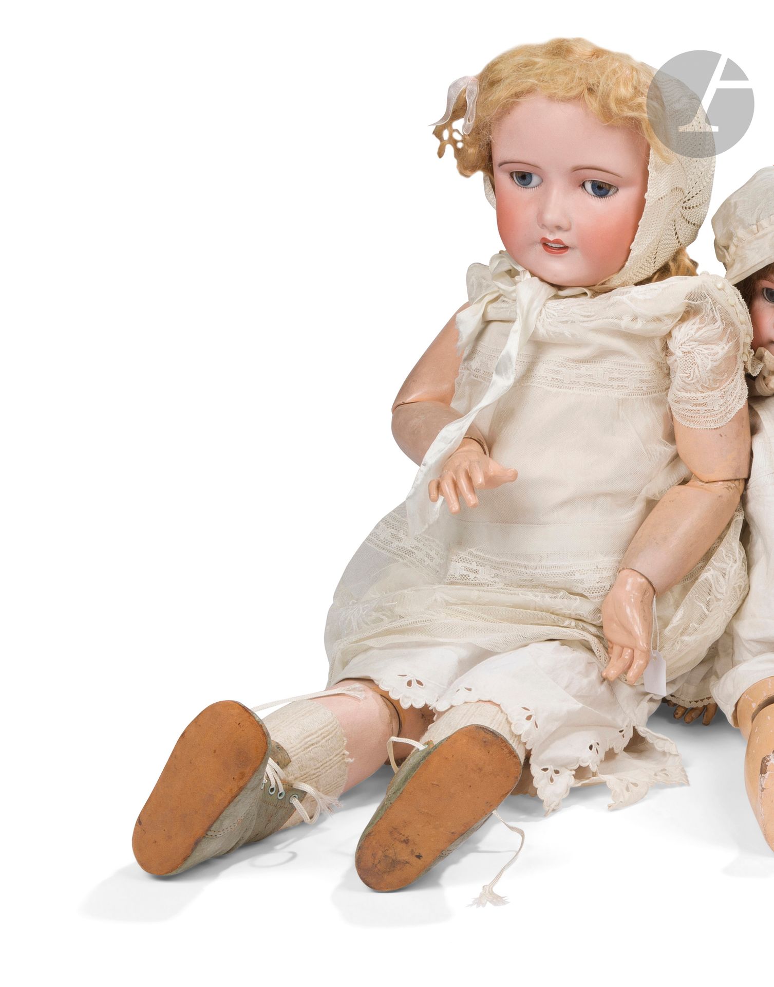 Porcelain doll, head debossed with Unis France 301 T.13, blue mobile eyes (blocked), mouth open over a row of teeth, blond wig. Articulated body in wood and composition, dress in white embroidered tulle... H: 75 cm