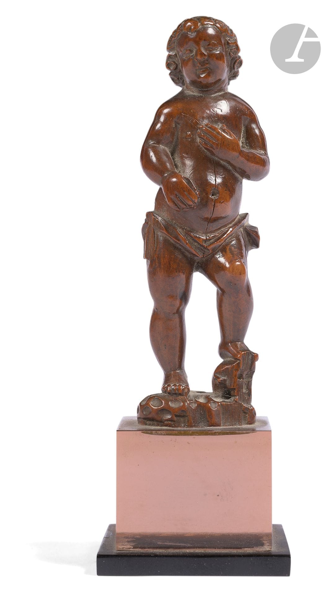 Enfant Jésus en buis sculpté en ronde-bosse; debout, une jambe appuyée sur un crâne.
XVIIe siècle
H.: 12 cm
Soclé