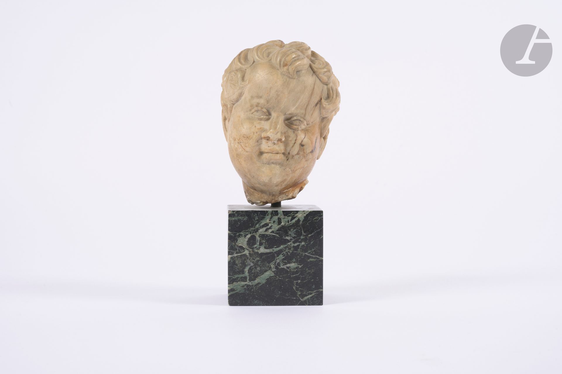 Angel's head in marble carved in the round.
Italy, 16th century
Height: 19 cm
(Minor accidents)