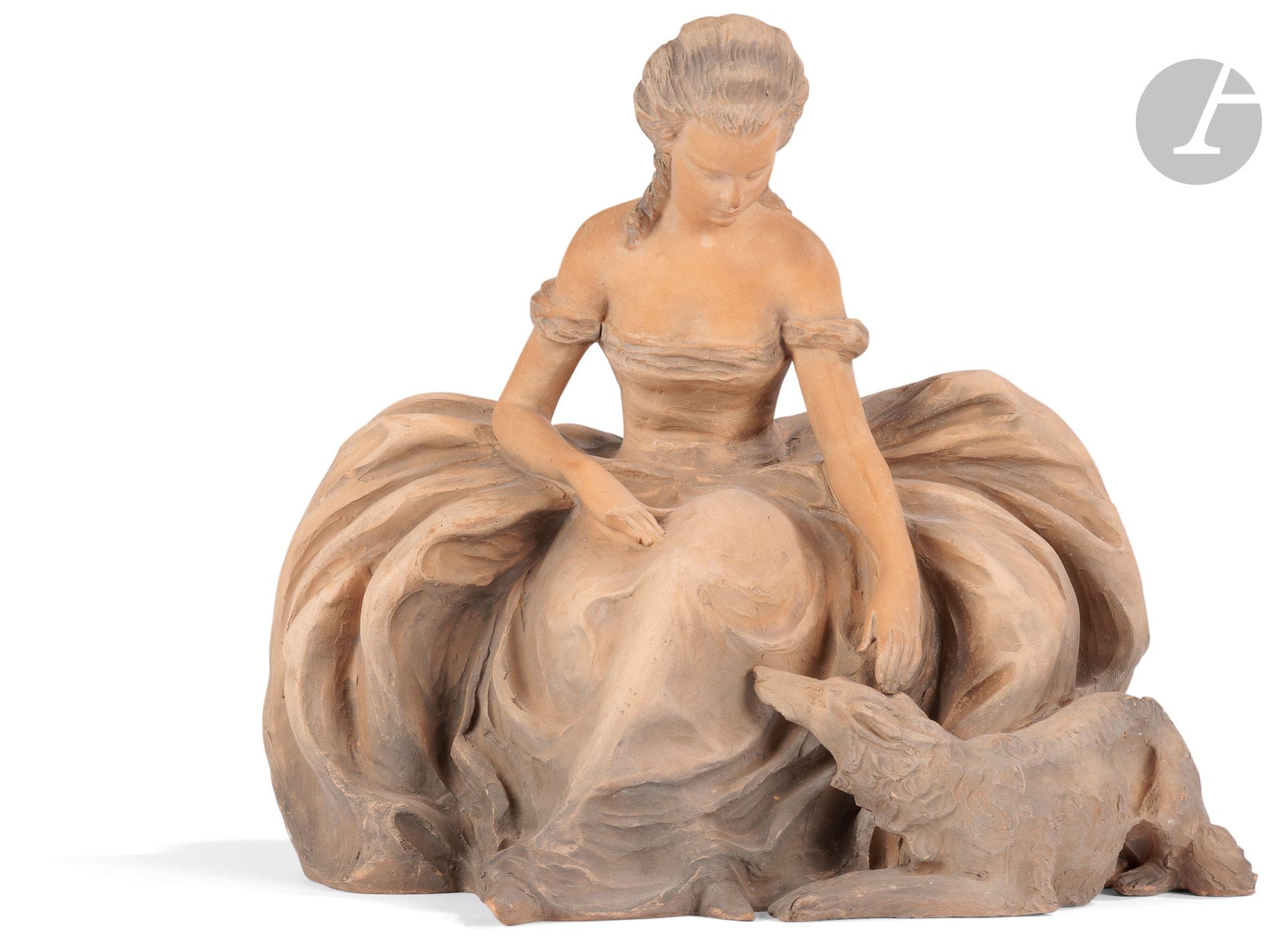 Italie, début du XXe siècle 
Élégante et son chien
Épreuve en terre cuite patinée
Porte une inscription « Pugy ? » rapportée
H. : 26 cm, L. : 28 cm