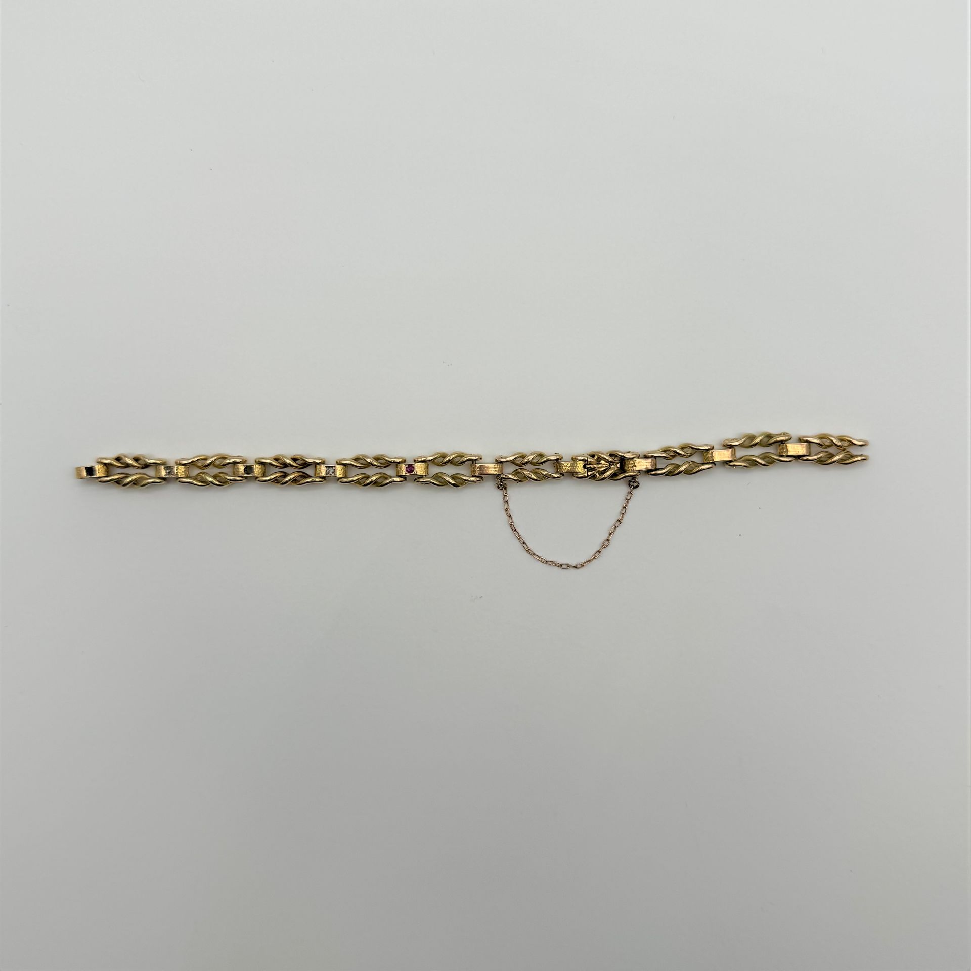 585/°°° gold bracelet
Net weight: 13.6 g
Accident
Buyer's fees for gold coins and lots: 9.6% incl. VAT - 8% excl.