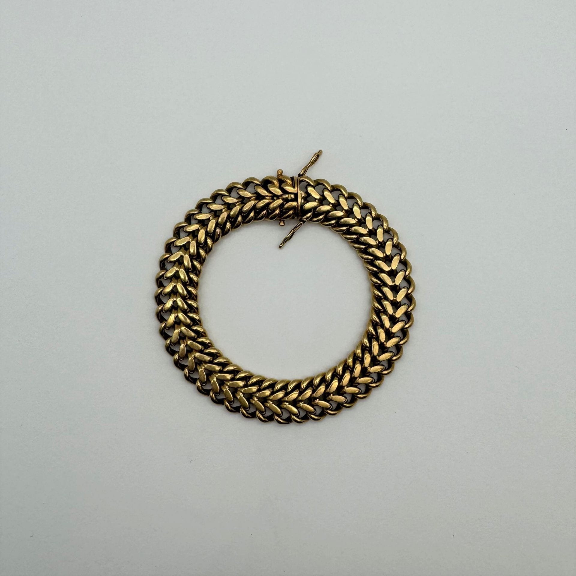 Bracelet maillons gourmette en or 750/°°° 
poids net : 55.5 g
Frais acheteur pièces et lots en or : 9,6% TTC -  8% HT