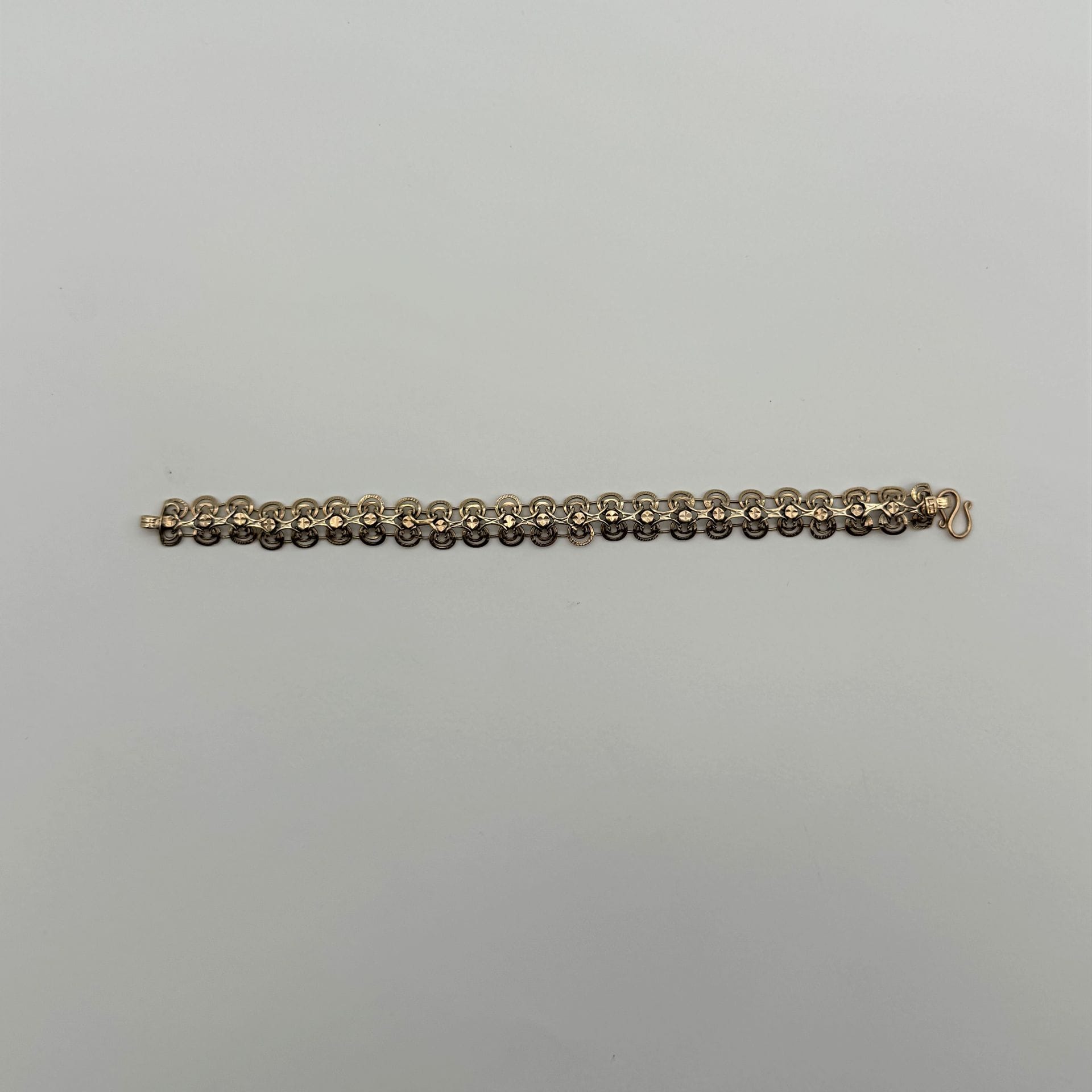 Bracelet en or 375/°°° 
Poids net : 11.9 grammes.
Frais acheteur pièces et lots en or : 9,6% TTC -  8% HT