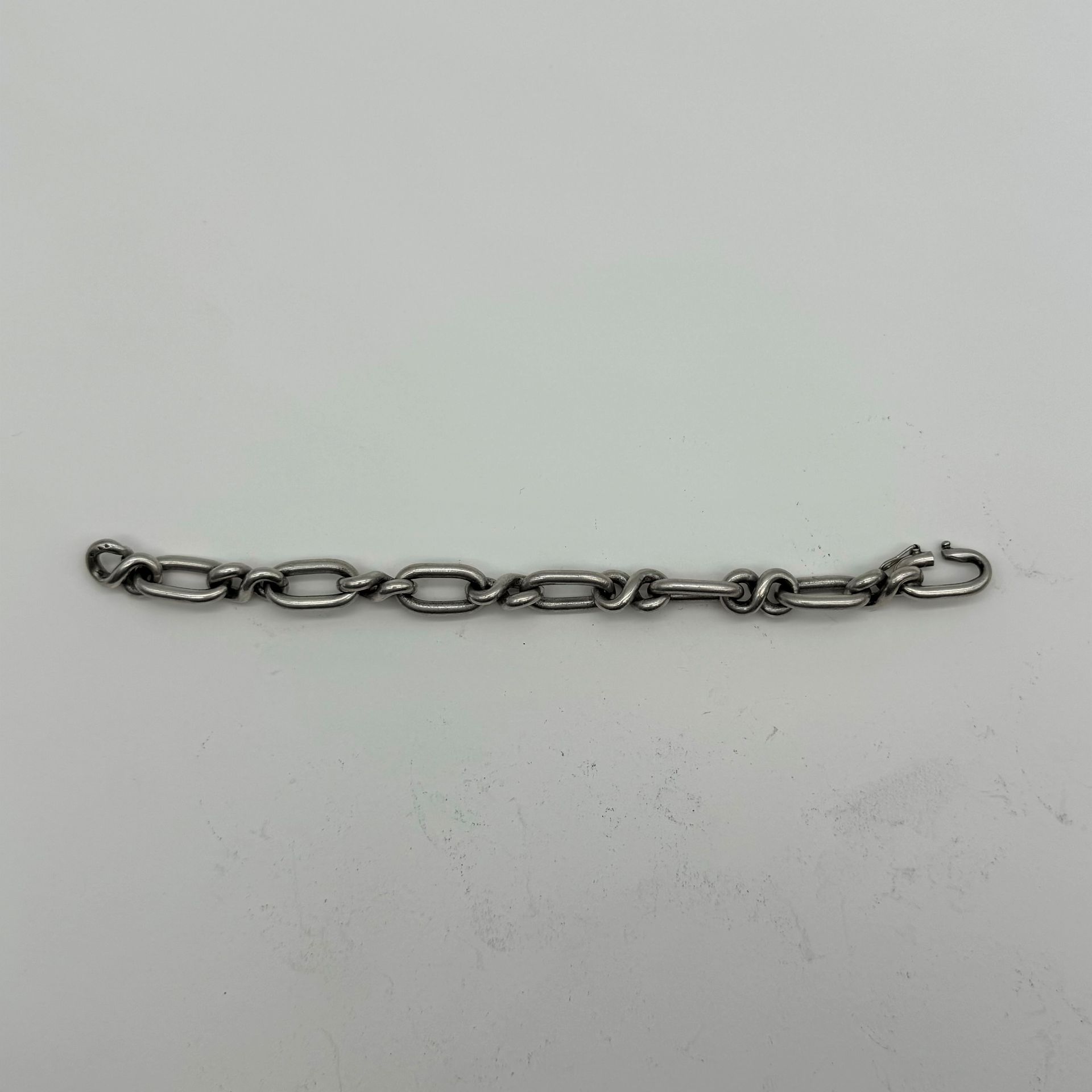 Bracelet en argent bas titre. 

56.7 g
Frais acheteur lots d'argenterie : 20% TTC - 16,67% HT