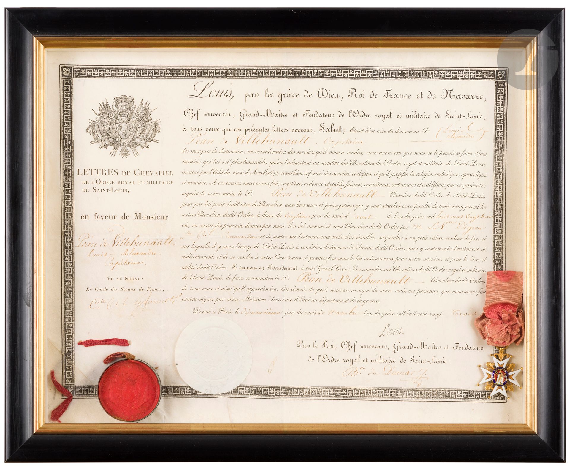FRANCE 
ORDRE DE SAINT LOUIS 
Croix de chevalier d’époque Restauration. 
En or et émail. Anneau cannelé. Ruban avec bouffette. 
Présentée encadré sous verre avec un brevet au nom de Louis Alexandre Péan de Villehunault (1788-1879), capitaine. 
Griffe de Louis XVIII et signature du Baron de Damas, datée du du 19 novembre 1823. 
Cachet de cire rouge aux grandes armes royales. 
A.B.E.