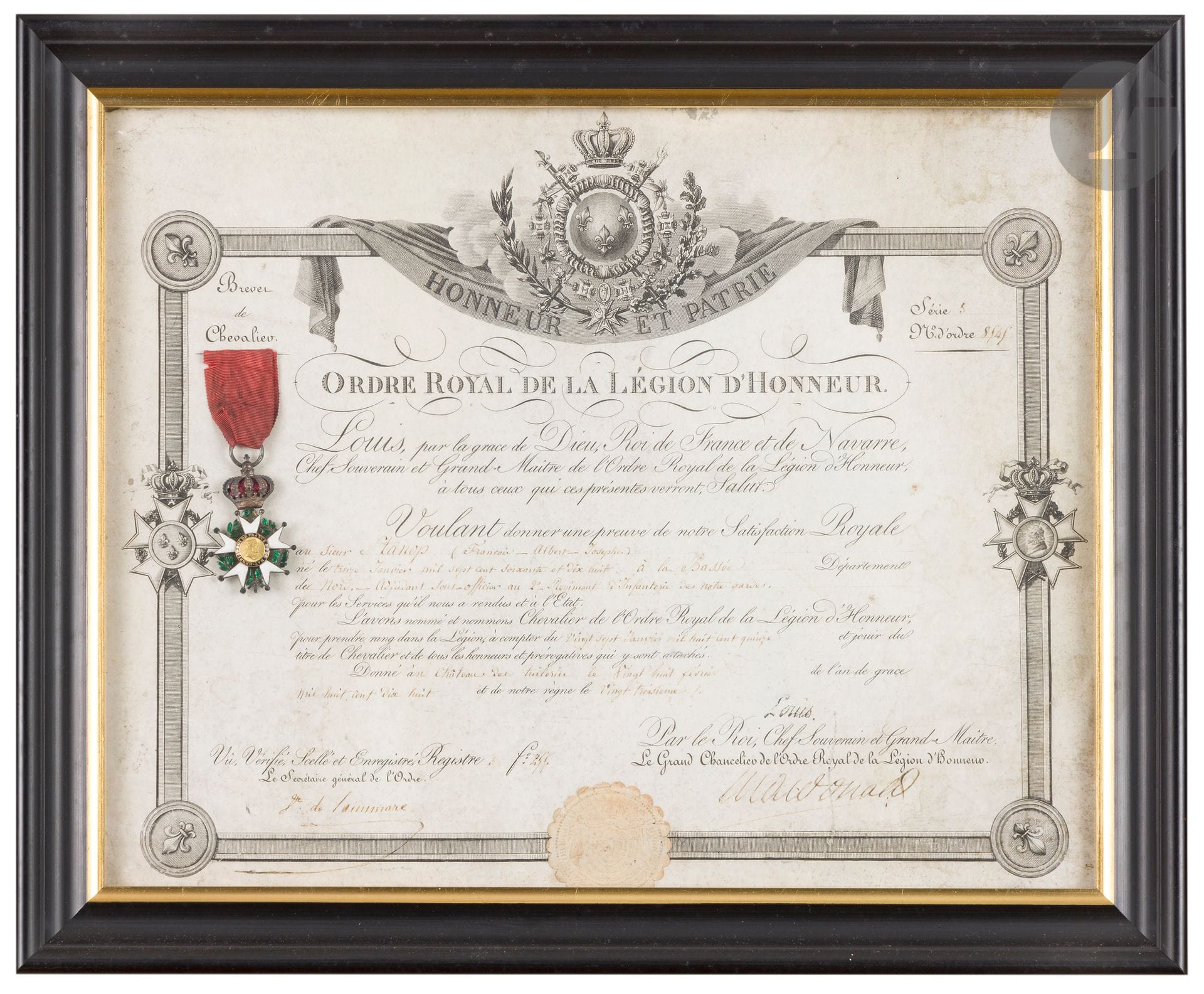 FRANCE 
ORDRE DE LA LÉGION D’HONNEUR 
Étoile de chevalier d’époque Restauration. 
Argent, or et émail. Anneau cannelé poinçonné au faisceau de licteur (1809-1819). 
Encadré sous verre avec brevet sur vélin au nom François Marie STANOP, adjudant sous-officier au 2e régiment d’infanterie de la garde, le 28 février 1818. 
Griffe de louis XVIII. Signature du maréchal Macdonald et vicomte de Saint Mars. 
A.B.E. (Écritures réappuyées).