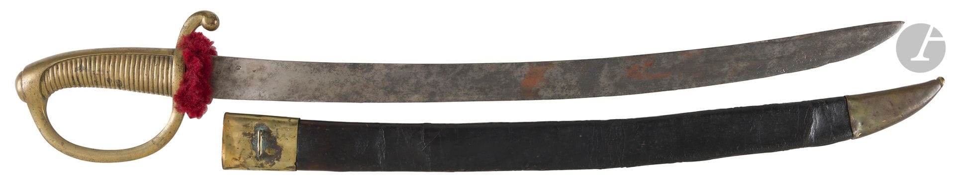 Sabre d’infanterie dit « Briquet », modèle an XI. 
Monture en laiton, poignée à 28 cannelures, garde à une branche poinçonnée de Versailles. Lame à dos plat avec restes de gravure de la Manufacture royale de Klingenthal, poinçonnée. Fourreau en cuir à deux garnitures en laiton
B.E. Époque Restauration.