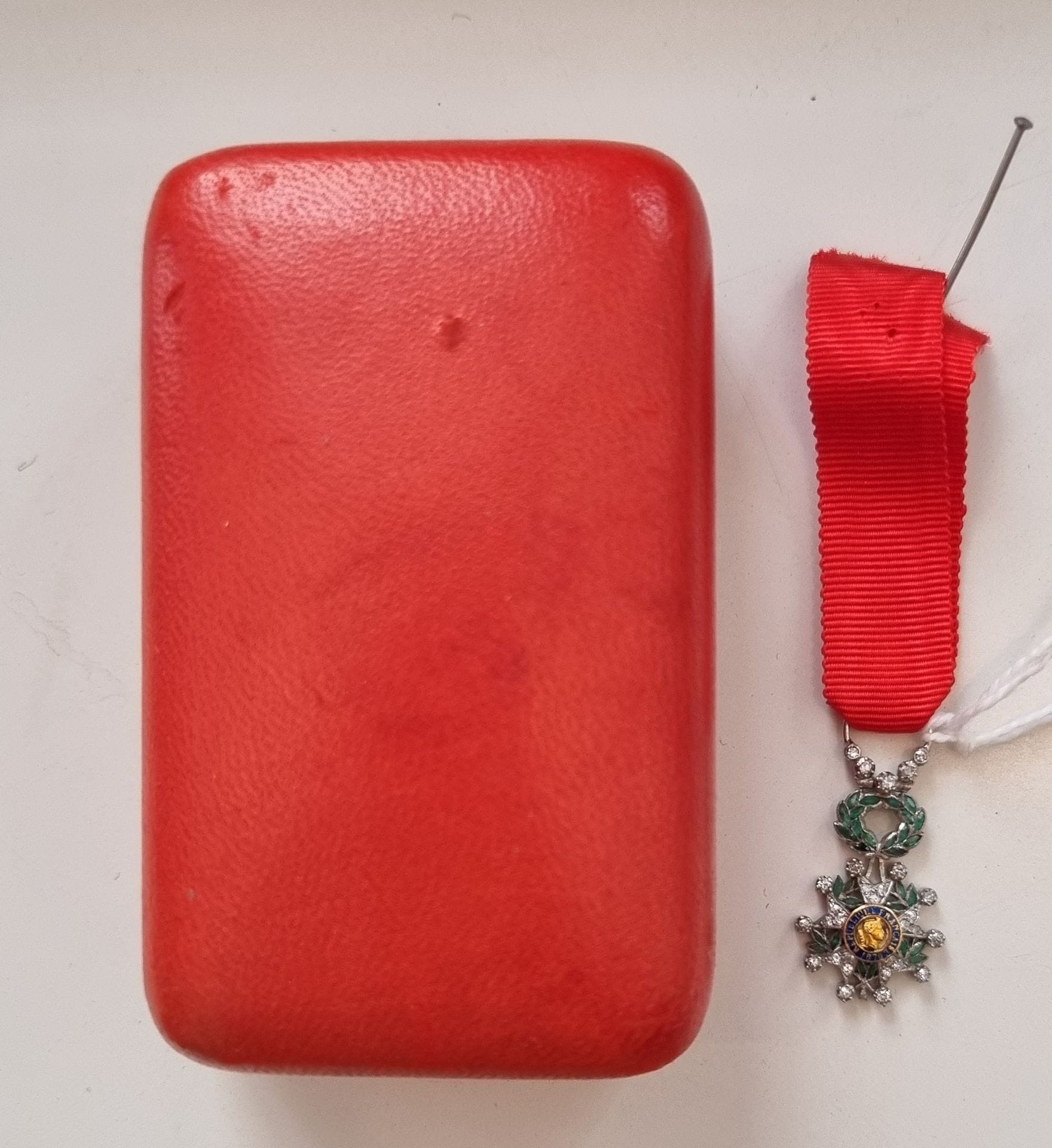 FRANCE 
ORDRE DE LA LÉGION D’HONNEUR 
Étoile de chevalier d’époque IIIe République, modèle de luxe. 
En platine, or et émail. Les branches et la bélière richement garnis de petits diamants. Poinçon tête de chien. 
20 x 14 mm - Poids brut : 3,4 g
T.T.B.