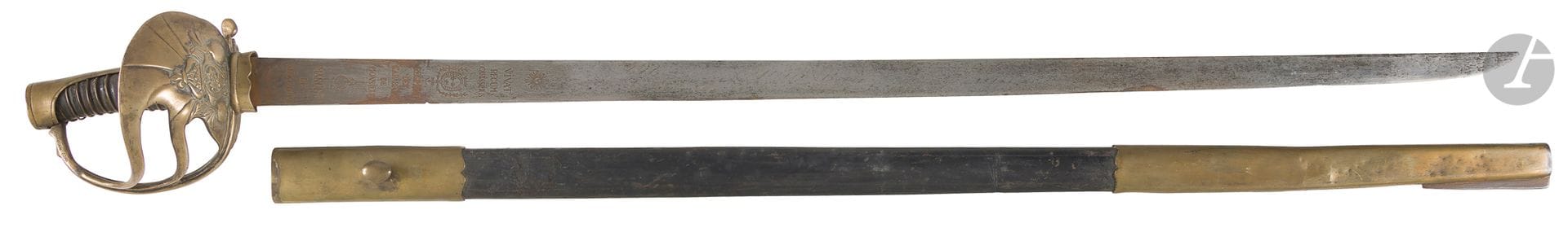 Sabre au modèle des carabiniers de Monsieur.
Monture en laiton. Poignée en bois recouverte de cuir avec filigrane, Garde à une branche et coquille aux armes de France. Lame droite, à dos, gravée « Vivat Regum Carissimui régiment des carabiniers de Monsieur Manufre de Klingenthal ». Fourreau en cuir à deux garnitures en laiton, découpées. Dard en fer.
Sans garantie d’époque de fabrication, reproduction du modèle 1774.