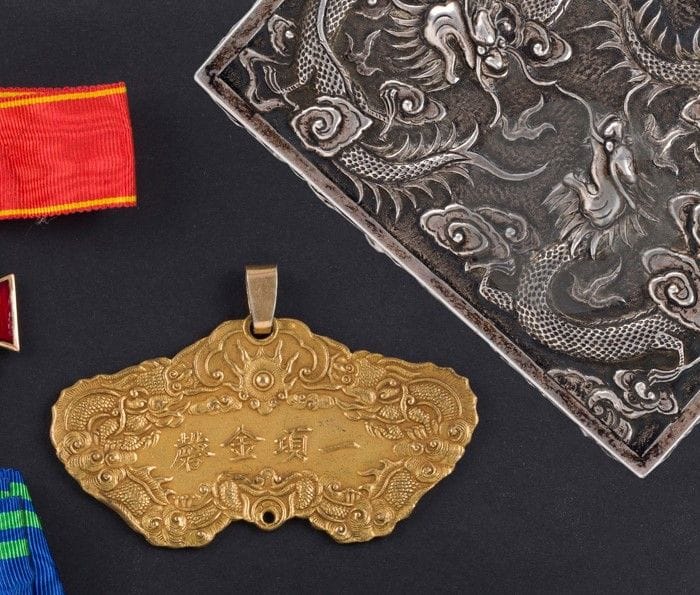 ANNAM 
Kim Kanh de 1re classe, de fabrication française. 
En vermeil, poinçonné. 
77 x 38 mm - Poids brut : 23 g
Présenté dans une boîte en argent estampé à décor de dragons et volatiles, poinçonnée « WANG HING ». 
11 x 7 x H. 5 cm