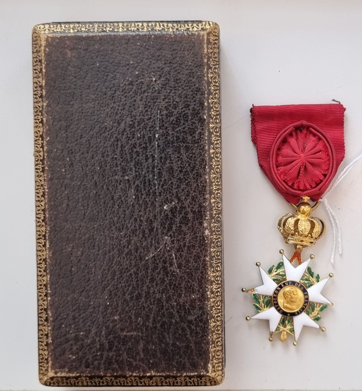 FRANCE 
ORDRE DE LA LÉGION D’HONNEUR 
Étoile d’officier d’époque Présidence. 
En or et émail (éclats, manque une boule). Poinçon tête d’aigle. Ruban à rosette ovoïde. Dans un écrin en forme
65 x 42 mm
B. à T.B.