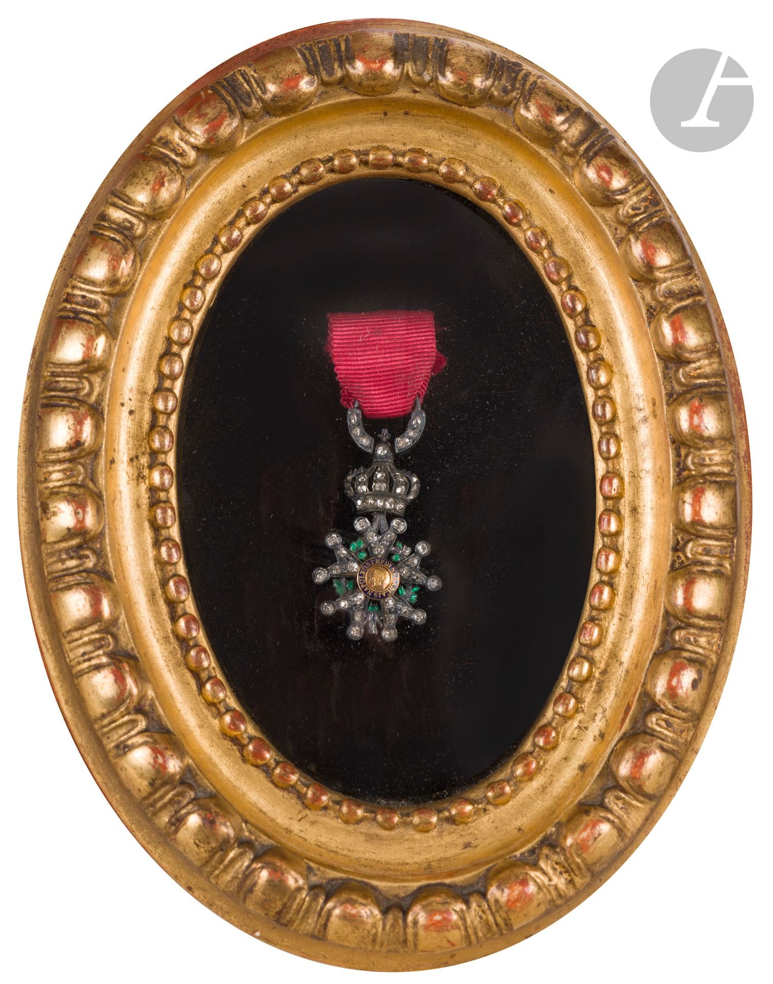 FRANCE
ORDRE DE LA LÉGION D’HONNEUR 
Etoile de chevalier d’époque Second Empire, modèle de luxe, en miniature. 
Hauteur : 35 mm
Ruban. 
Anneau, couronne et étoile entièrement sertis de diamants. 
Présentée en cadrée sous verre. 
B.E.