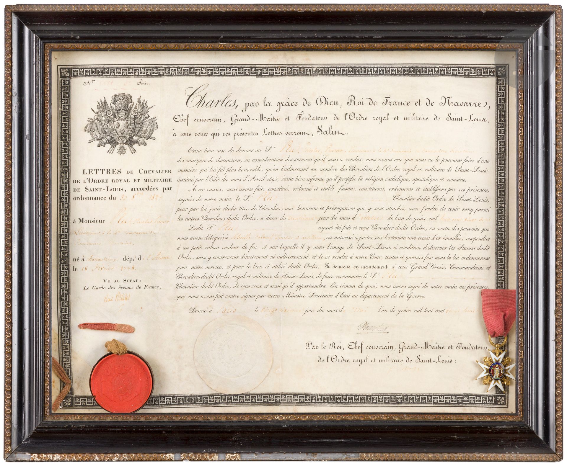 FRANCE 
ORDRE DE SAINT LOUIS 
Croix de chevalier d’époque Restauration. 
En or et émail. Anneau cannelé. Ruban. 
Présentée encadré sous verre avec un brevet au nom de Nicolas FLU lieutenant à la 4e compagnie de canonniers sédentaires. 
Griffe de Charles X et signature du Comte Portalis, datée du 26 mai 1828.
Cachet de cire rouge aux grandes armes royales. 
A.B.E.