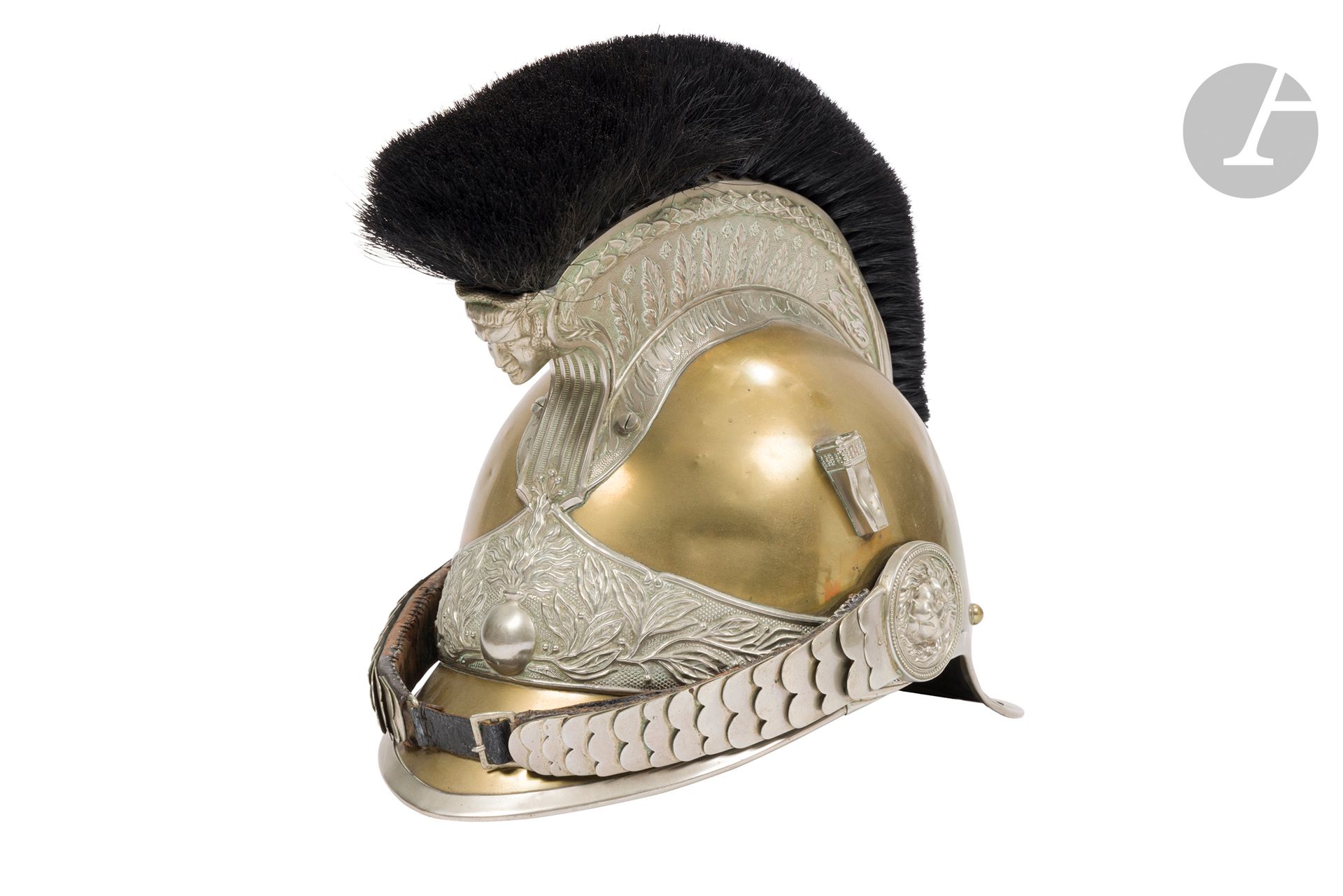 Casque de gendarme à pied. 
Bombe en laiton de FRANCK ET SES FILS AUBERVILLIERS. Cimier à décor de feuillages, bandeau à la grenade, jugulaires à écailles doublées de cuir. Coiffe intérieure en cuir. 
Avec son plumet tricolore dans son étui en fer blanc. 
B.E.