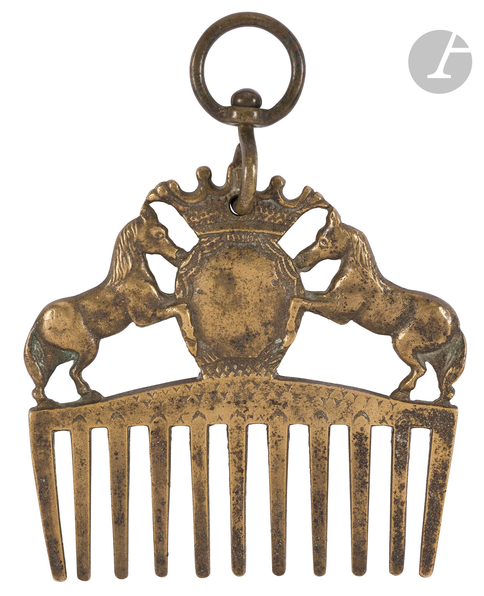 Rare comb for untangling horse manes or tails.
In bronze, with eleven teeth, surmounted by a crowned shield supported by two prancing horses. Pivot suspension ring.
12 x 11 x 5 cm (without ring).
B.E. 18th century.

Provenance : 
Sale to the Petitot collection, then to a private collection.