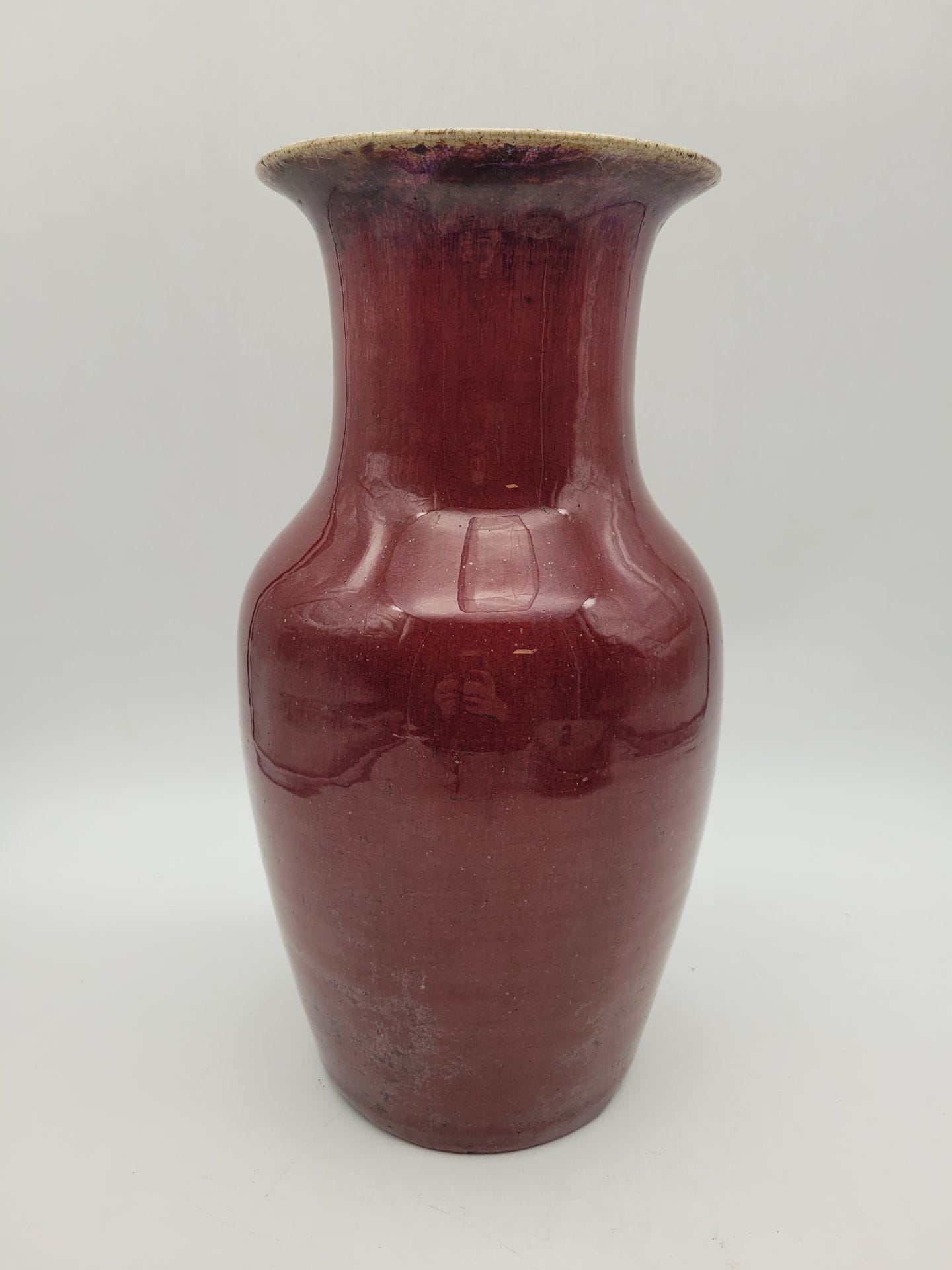 Vase en porcelaine à couverte sang de boeuf flammée au col, Chine, XXe siècle
Hauteur : 35 cm