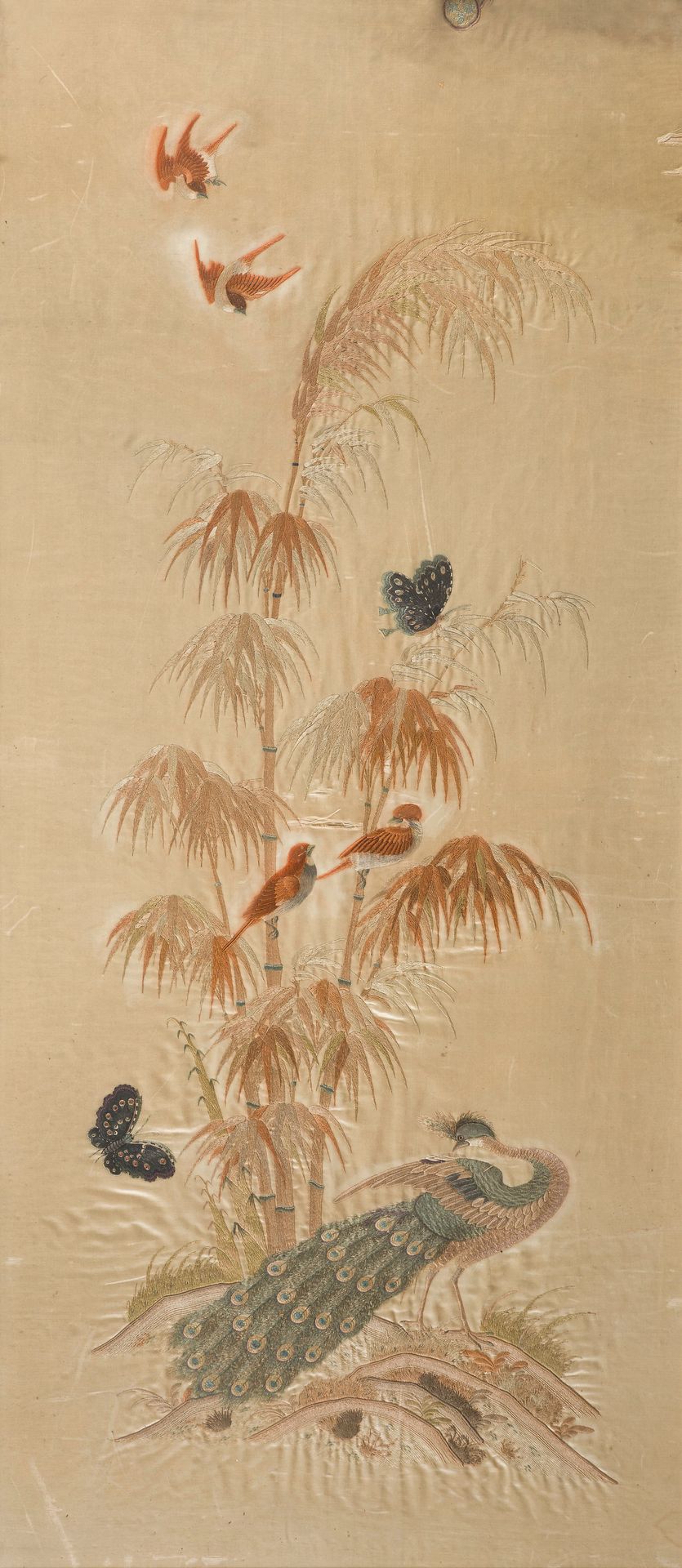 Paire de panneaux brodés sur soie, Japon, Meji (1868-1912)
A décor sur soie beige d'oiseaux, paon et grue dans les bambous et les lotus
Dim. à vue : 124 x 54 cm
Cadres
