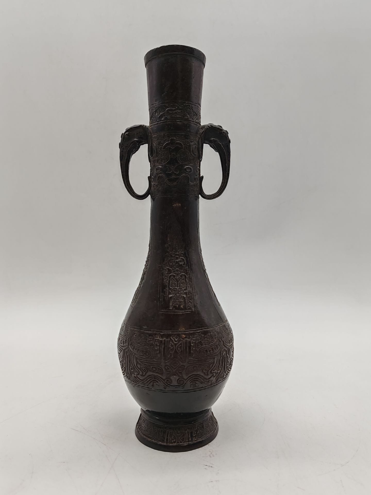 Vase de style archaïque en alliage de cuivre, Chine, XVIIe siècle
Anses en forme de têtes d'éléphants stylisées.
Hauteur : 26,5 cm
Enfoncements et accidents.