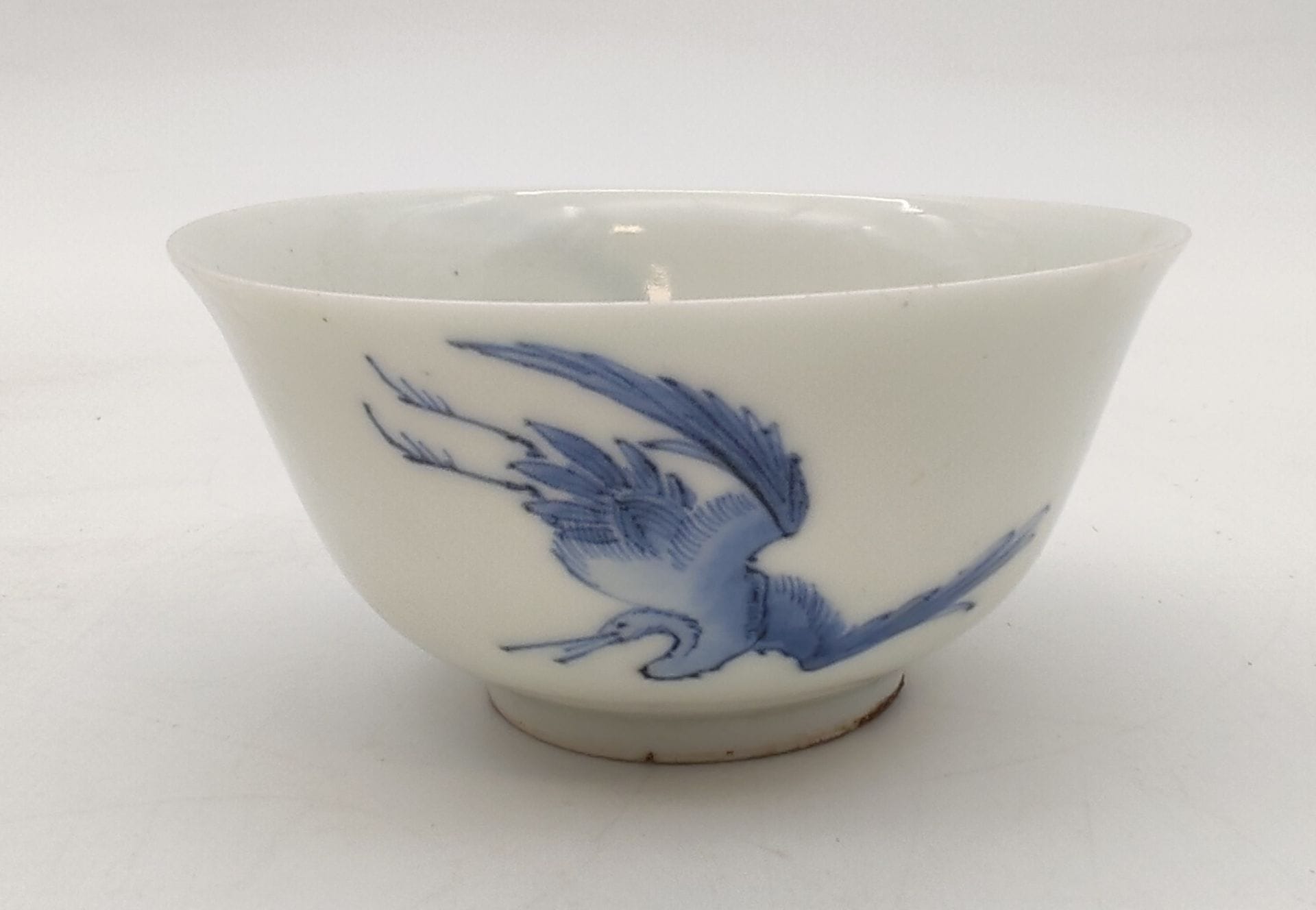 Petit bol en porcelaine à décor bleu-blanc de grues en vol, Chine, XXe siècle
Diamètre : 8,6 cm