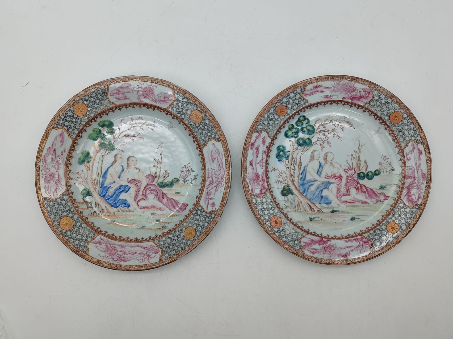 Two Famille Rose porcelain plates, China, Compagnie des Indes, 18th century
European mythological decoration of Acis and Galatea.
Diameter: 22.5 cm
Fel, broken, chipped edges.