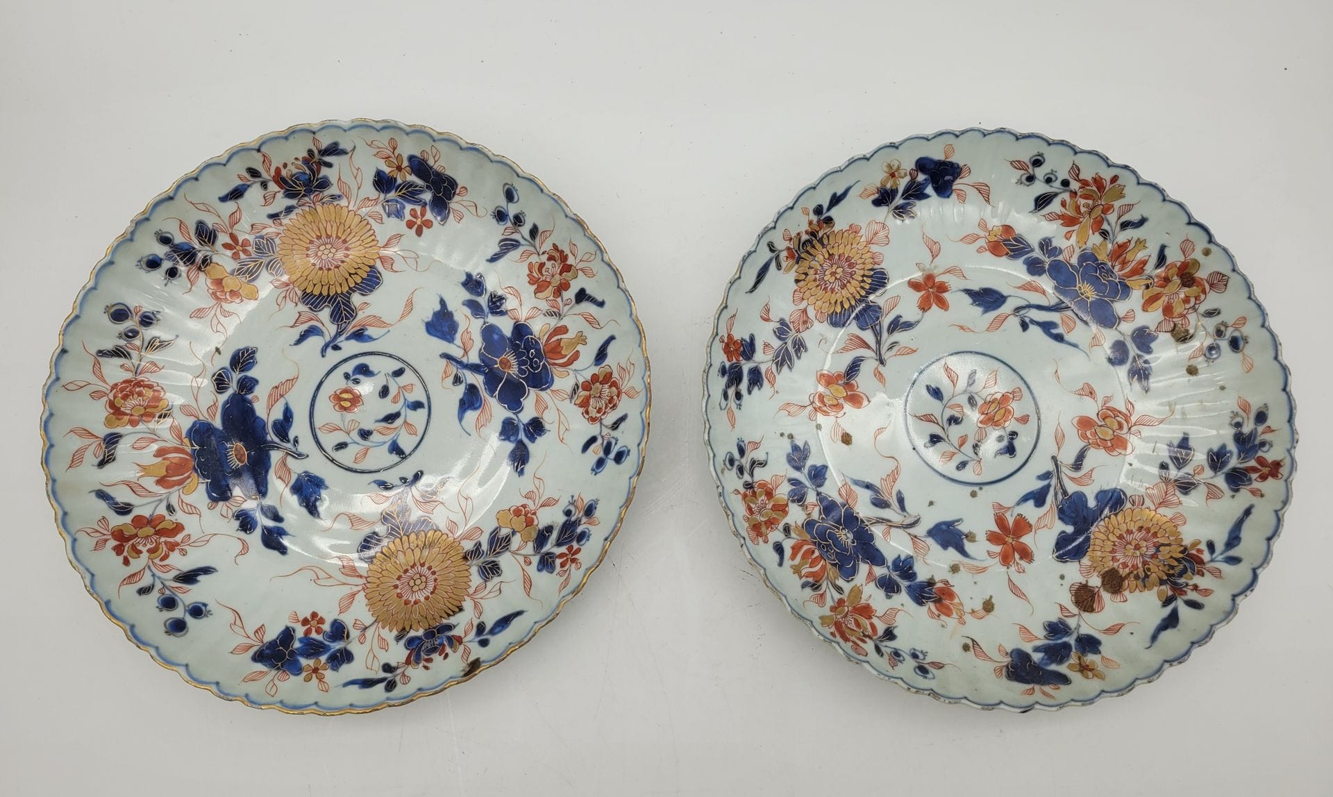 Paire de plats creux cotelés en porcelaine à décor Imari, Chine, XVIIIe siècle
A décor rouge, bleu et doré de fleurs.
Diamètre : 25,5 cm
Fels et ébréchures.