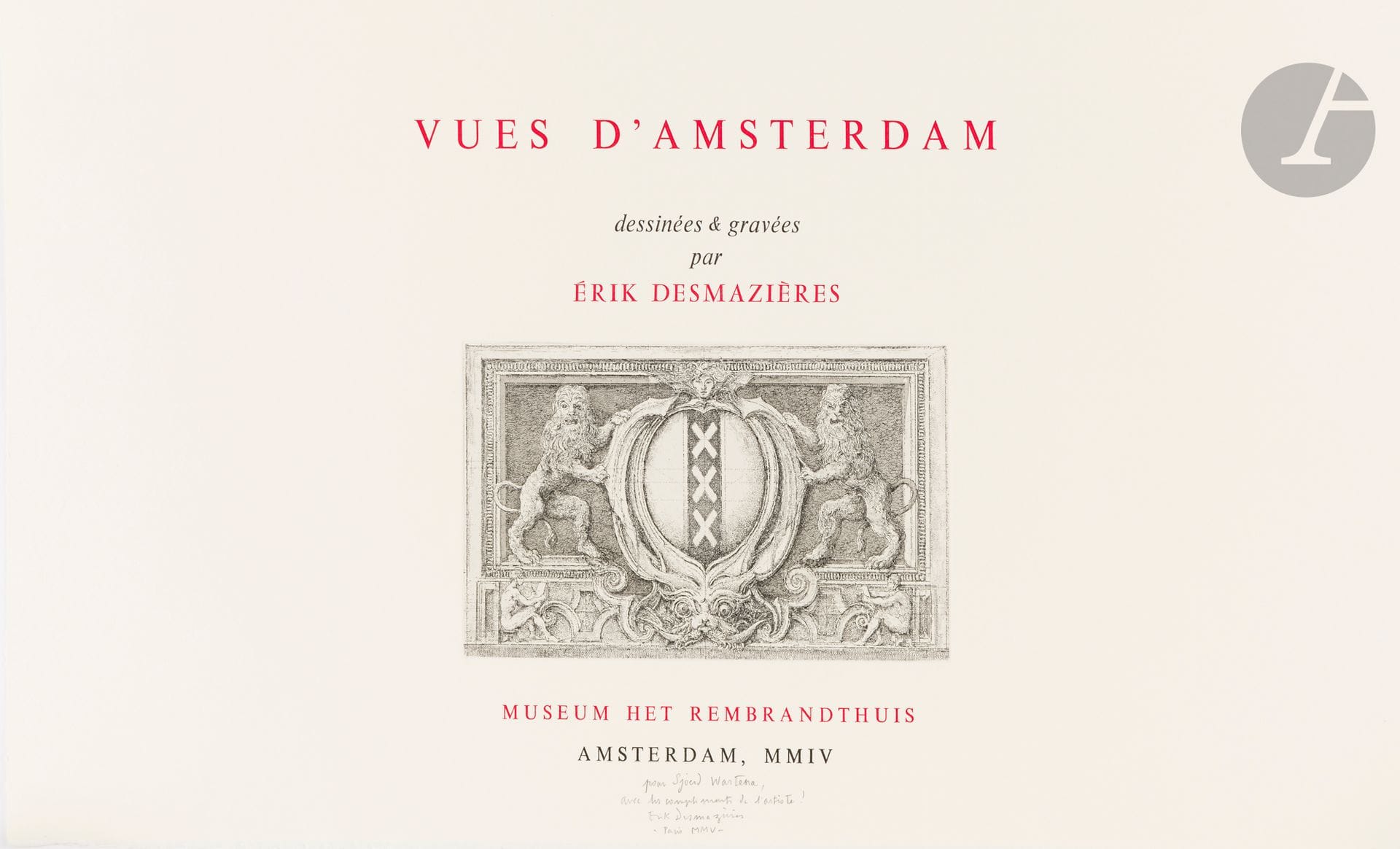 Érik Desmazières (né en 1948) 
Vues d’Amsterdam/dessinées et gravées par Érik Desmazières. Amsterdam, Museum Het Rembrandthuis, 2004. Suite complète de 5 pl. précédées d’un titre orné d’un cartouche gravé et de la liste imprimée des gravures. Format de l’album: 710x405. Eau-forte et aquatinte. Parfaites épreuves sur vélin crème, numérotées, titrées, signées et datées au crayon, avec dédicace en pied du titre, signée et datée. Toutes marges. Tirage à 90 épreuves. Portefeuille toilé bleu-gris de l’édition à rabats avec titre imprimé en rouge.
