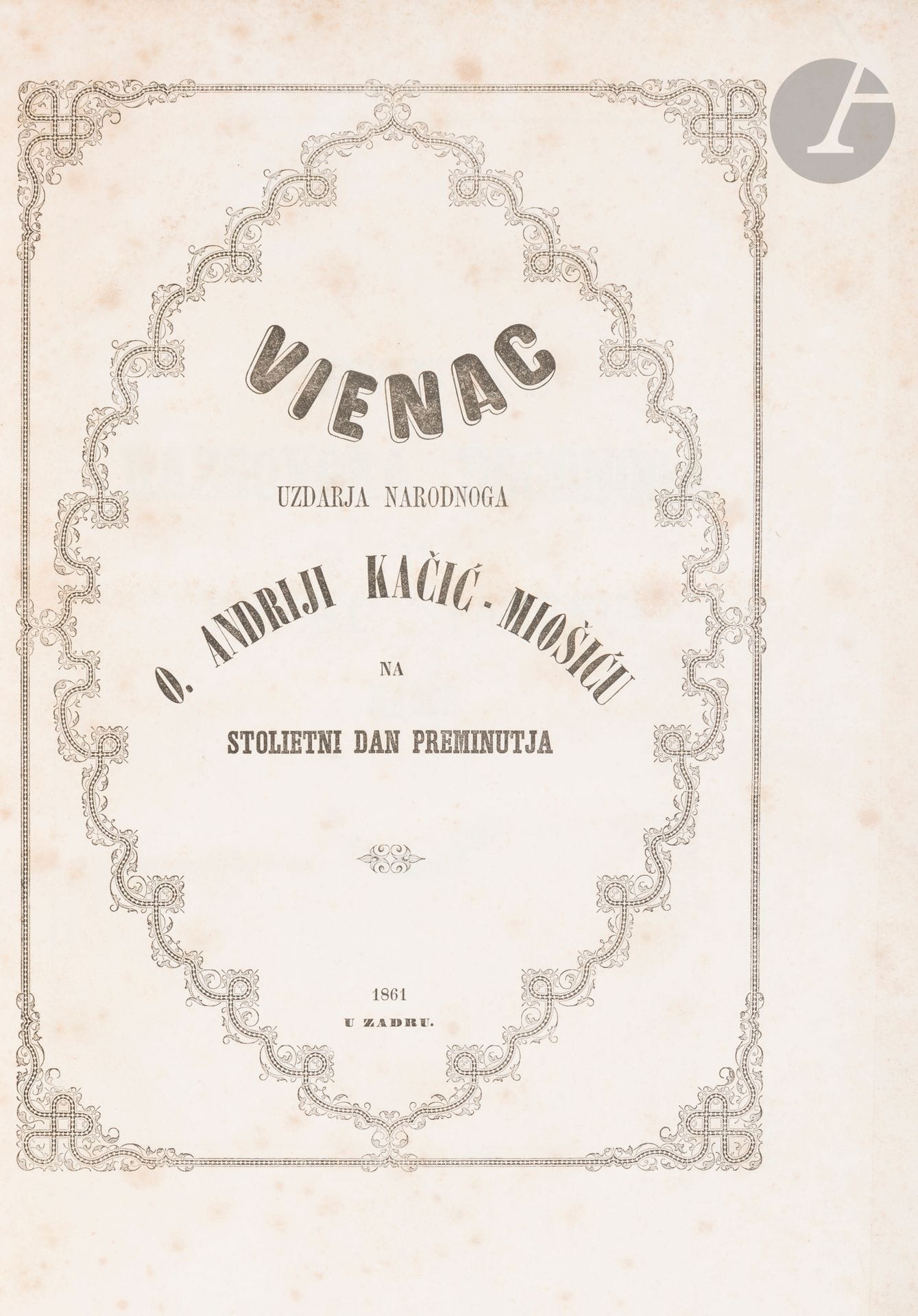 IVIĆEVIĆ (Stjepan).
Vienac uzdarja narodnoga O. Andriji Kačić Miosiću na Stolietni dan preminutja.
Zadar : [impr. Demarchi-Rougier], 1861. — In-4, 327 x 245 : portrait, (1 f.), XVI, 244 pp., 1 planche. Demi-chagrin vert foncé, dos à nerfs orné, tête dorée, non rogné (reliure de l’époque).

Édition originale de cette anthologie de chants populaires dalmates, publiée par l›écrivain et homme politique Stjepan Ivicević (1801-1871), à l’occasion du centenaire de la mort d’Andrija Kačić Miošić (1690-1760), le premier des poètes dalmates à s’être tourné vers la poésie populaire, à la fois dans le contenu, la forme et le langage.

L’édition, imprimée dans la ville croate de Zadar, débute par une biographie de Kačić Miošić par Stjepan Ivicević, qui est considérée comme la meilleure publiée sur cet auteur.

L’illustration comprend deux lithographies hors texte en noir, la première en frontispice, représentant un portrait de Kačić Miošić, et la seconde figurant une vue de Brist, ville natale du poète.

Exemplaire en reliure de l’époque, provenant de la bibliothèque du bibliophile dijonnais Henri Joliet (1822-1918).

Charnière du premier plat craquelée. Rousseurs.

Provenance :
Henri Joliet, avec son ex-libris au monogramme CBMHI et sa devise « Plus penser que dire ».